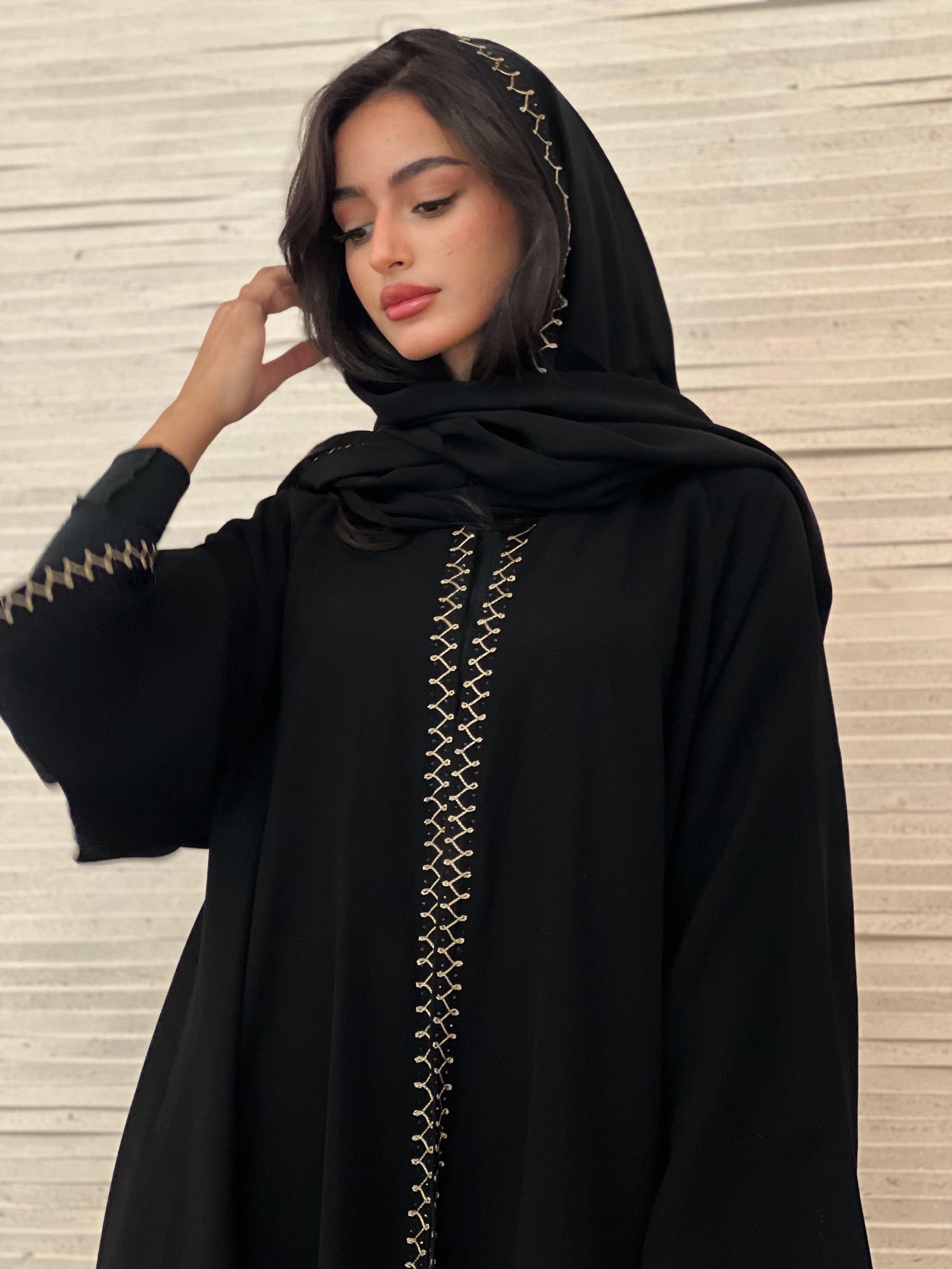 MW1267 - عباية سوداء دبل كلوش بتطريز ابيض في اطراف العباية والطرحة