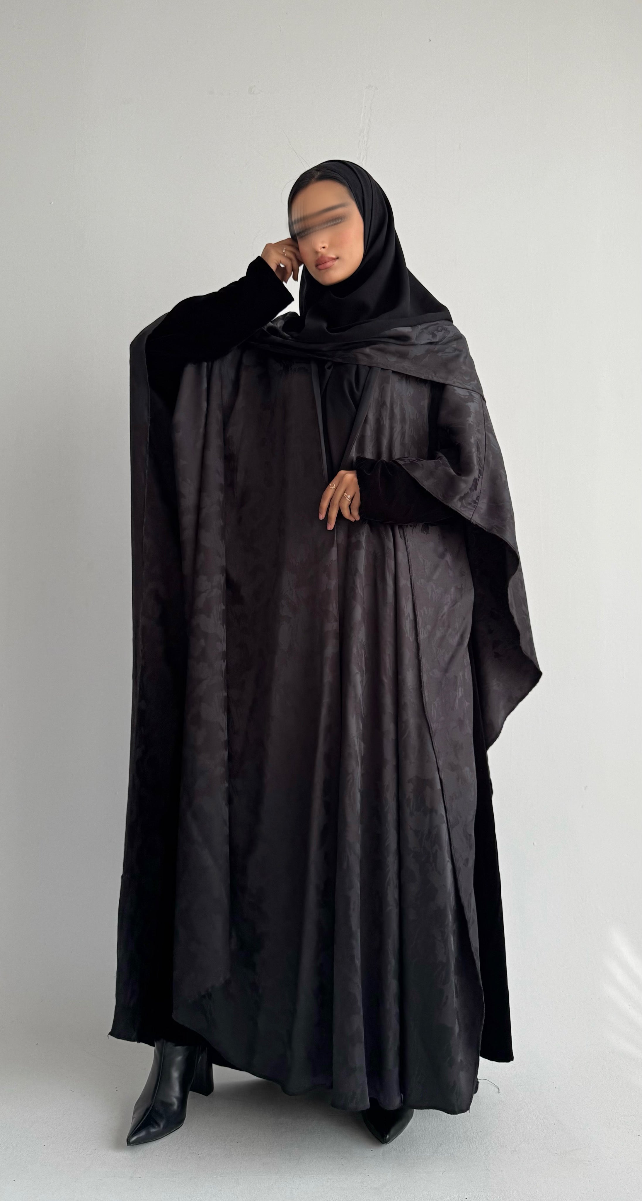 MW1849 - عباية مخمل مع اضافة قطعة من الجاكار لتعطي اطلالة راقية وعصرية - Aya