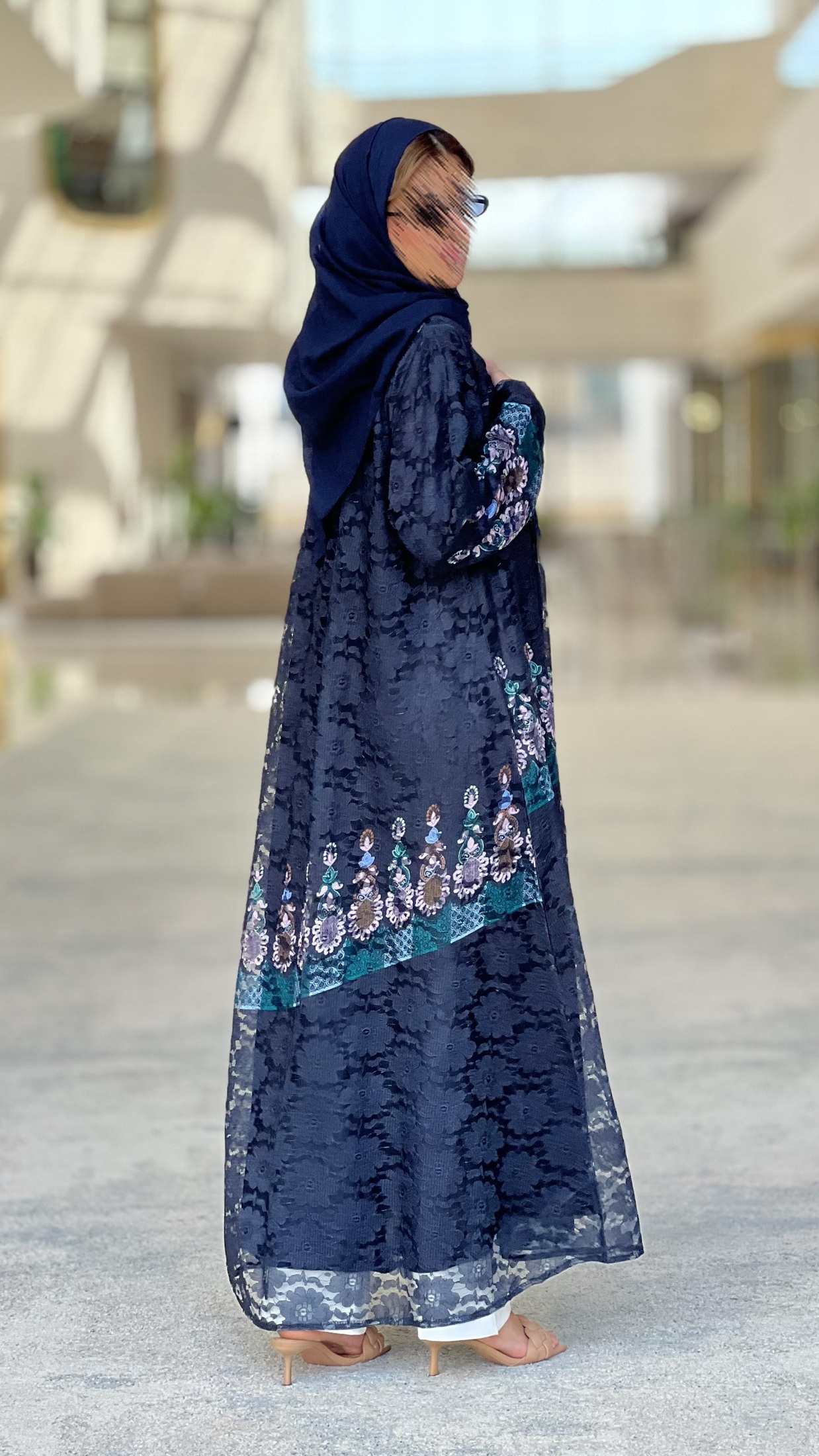 MWT487 - عباية دانتيل أسود مع تدخيلة دانتيل ملون - Aya