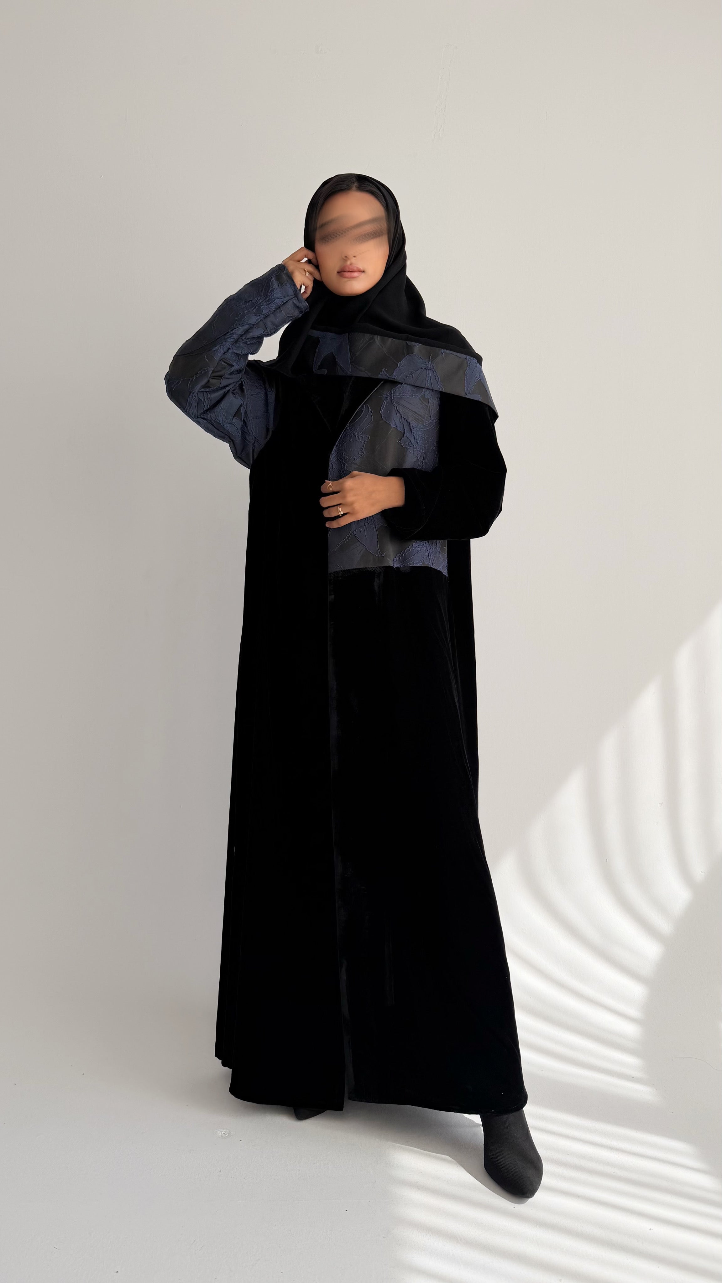 MWT848 - عباية مخمل مع تدخيلة جاكار - Aya