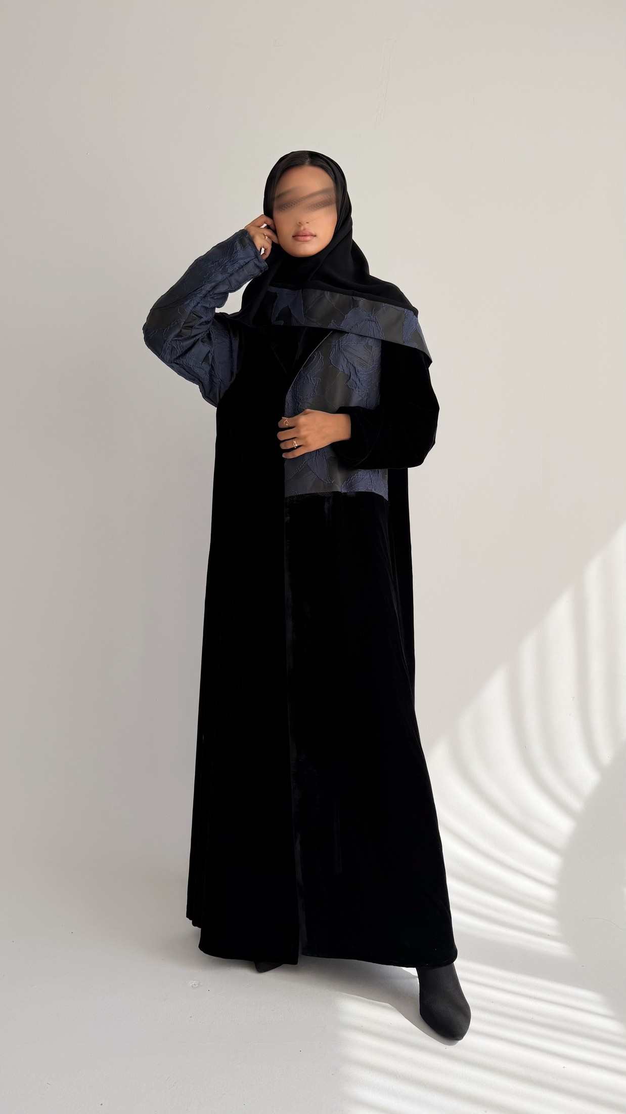 MWT848 - عباية مخمل مع تدخيلة جاكار - Aya