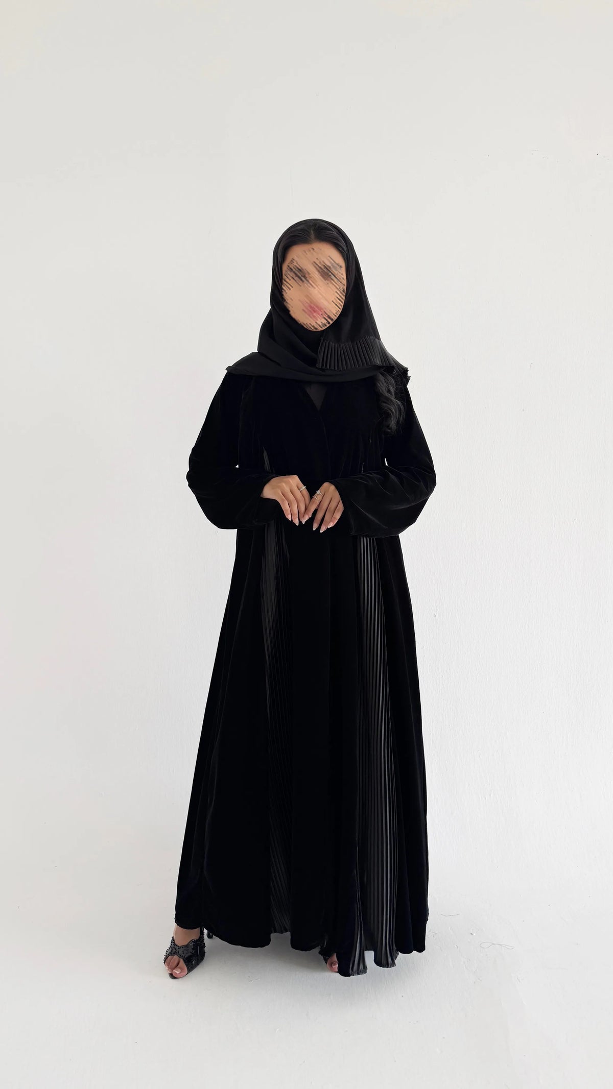MW520 - عباية مخمل اسود بكسرات داخليه مكسره - Aya