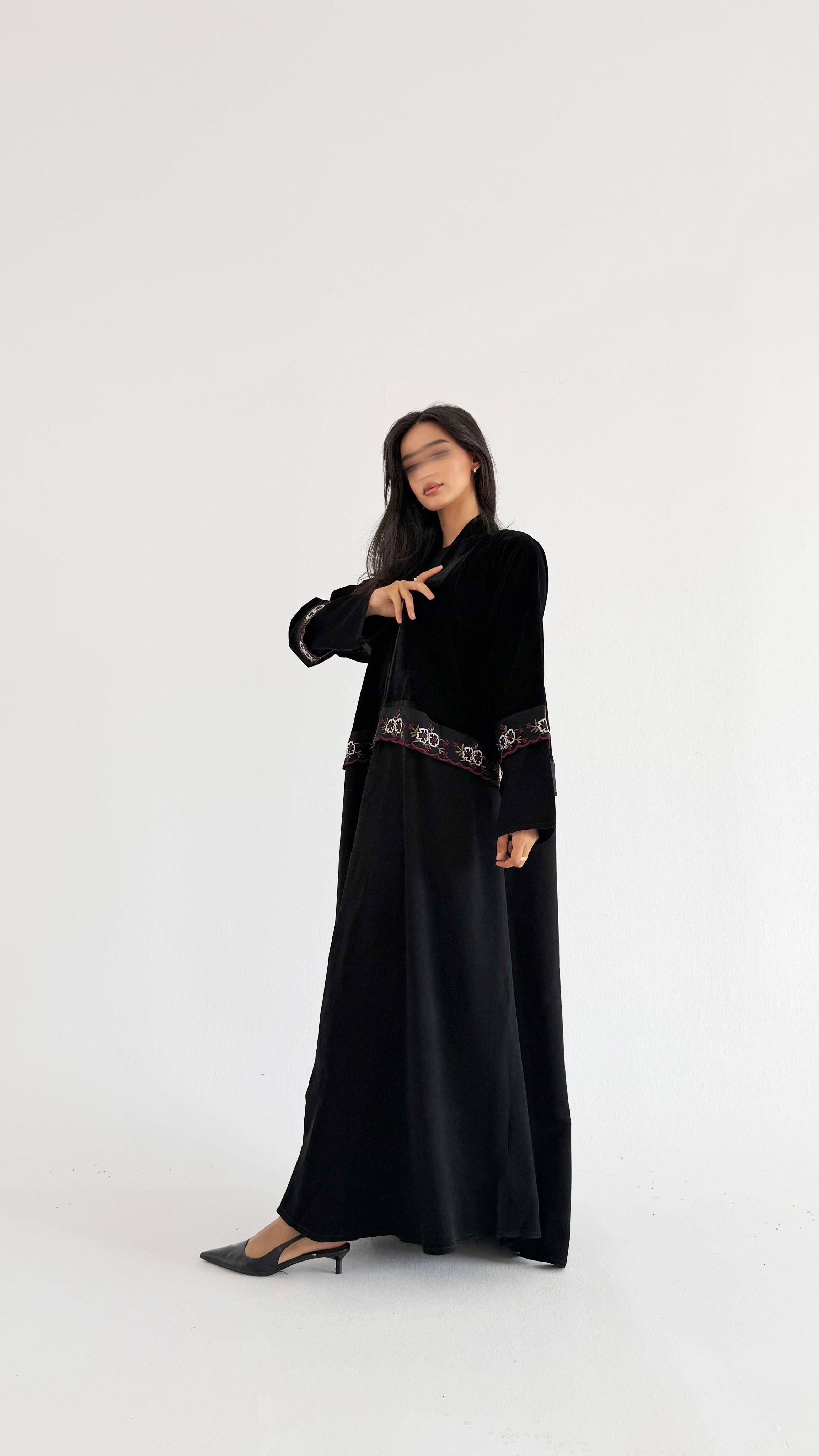 MW1779 - عباية مخمل من تحت قماش كريب الرياض كلفه تطريز كمبيوتر