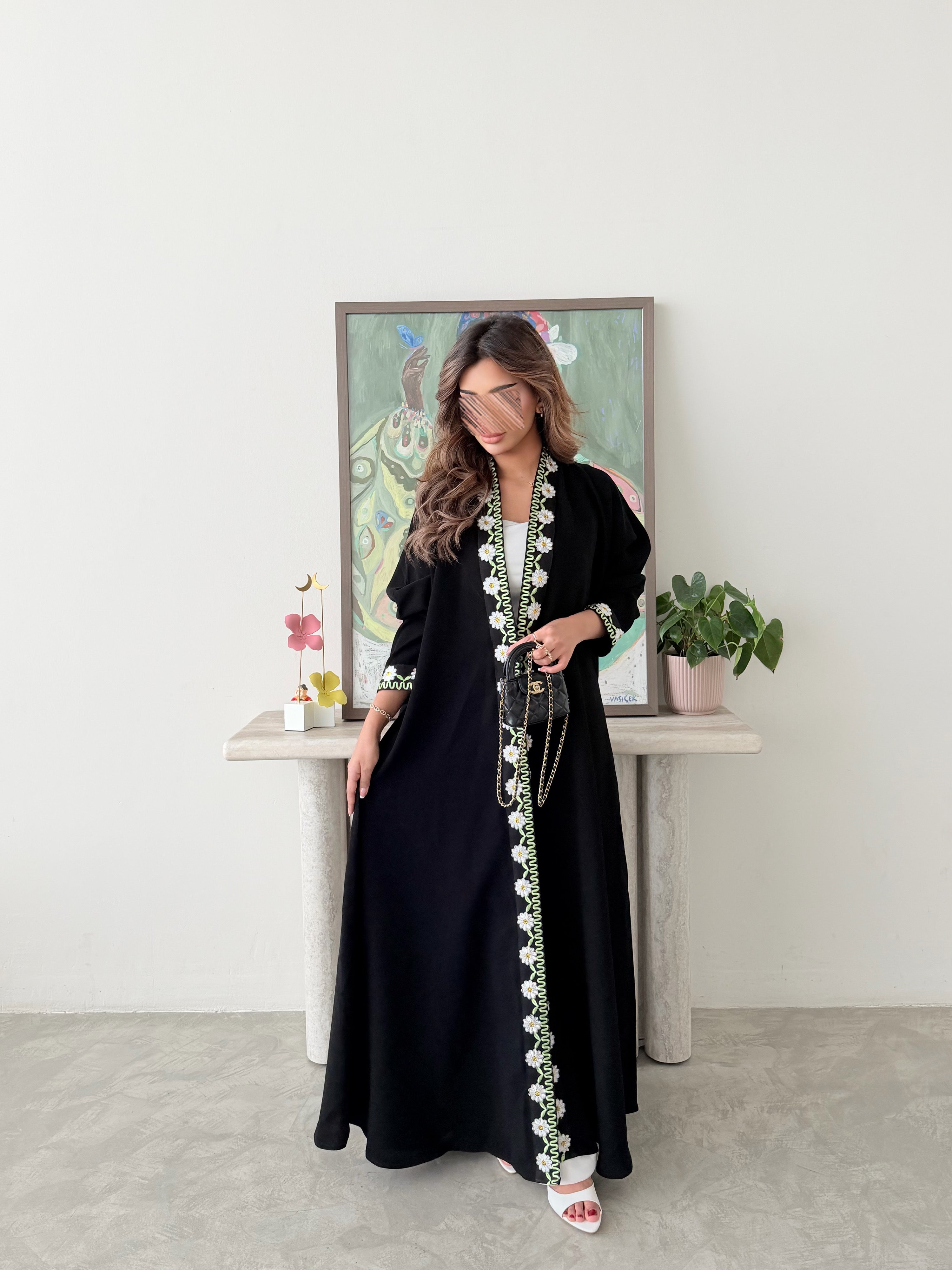 MWT791 - عباية كريب أسود مع تطريز ورود - Aya