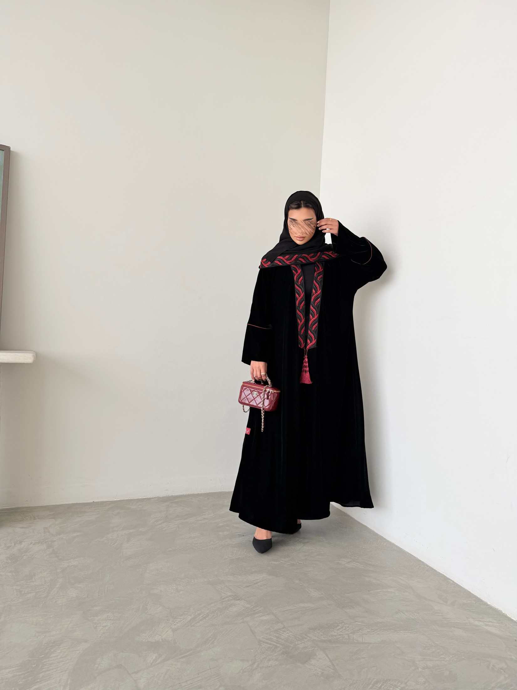 MWT967 - عبايه مخمل مع تدخيله كلفه احمر - Aya