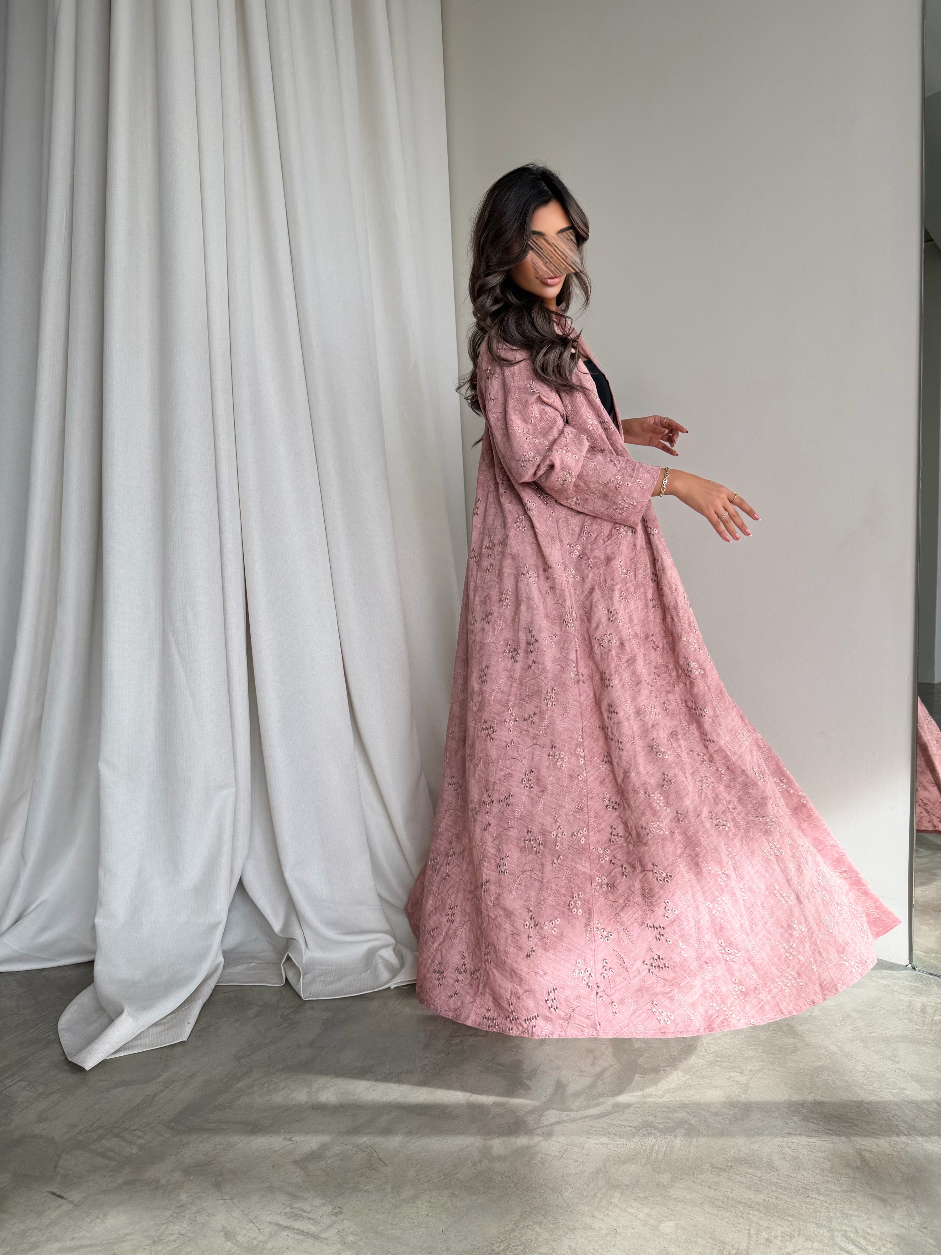 MWT779 - عباية كريب مموجه بتطريز ورد - Aya