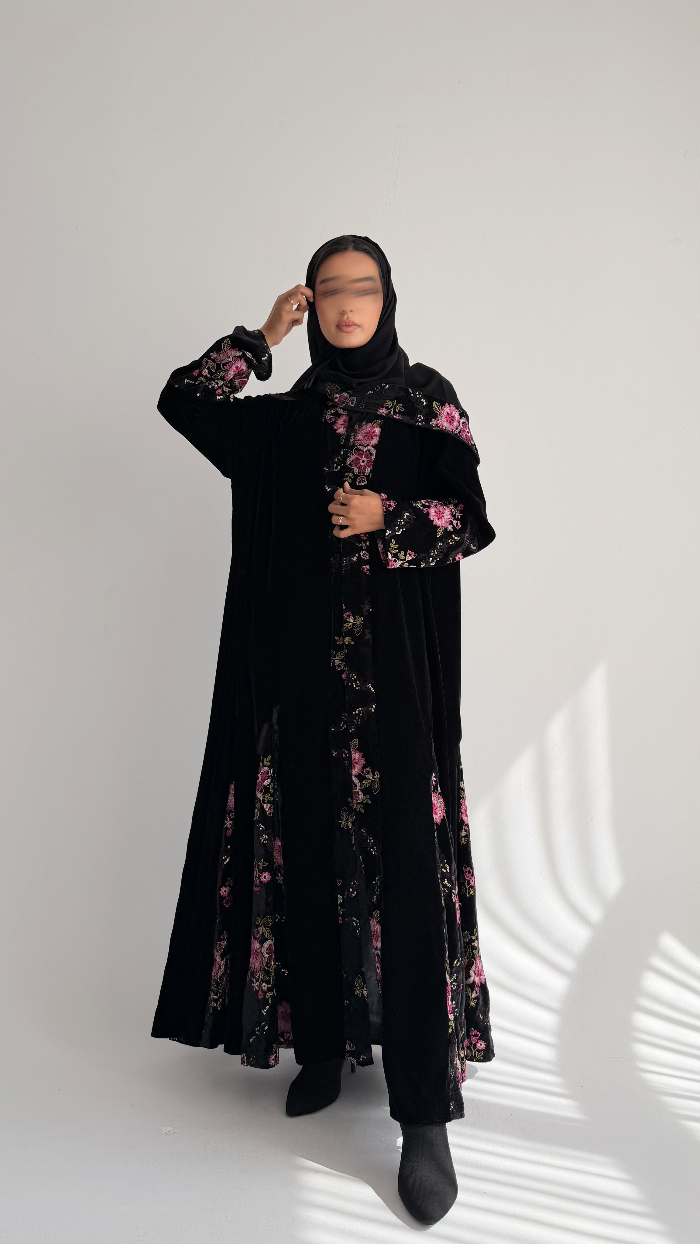 MWT817 - عباية مخمل بتدخيلة زهور |Floral Velvet Abaya - Aya