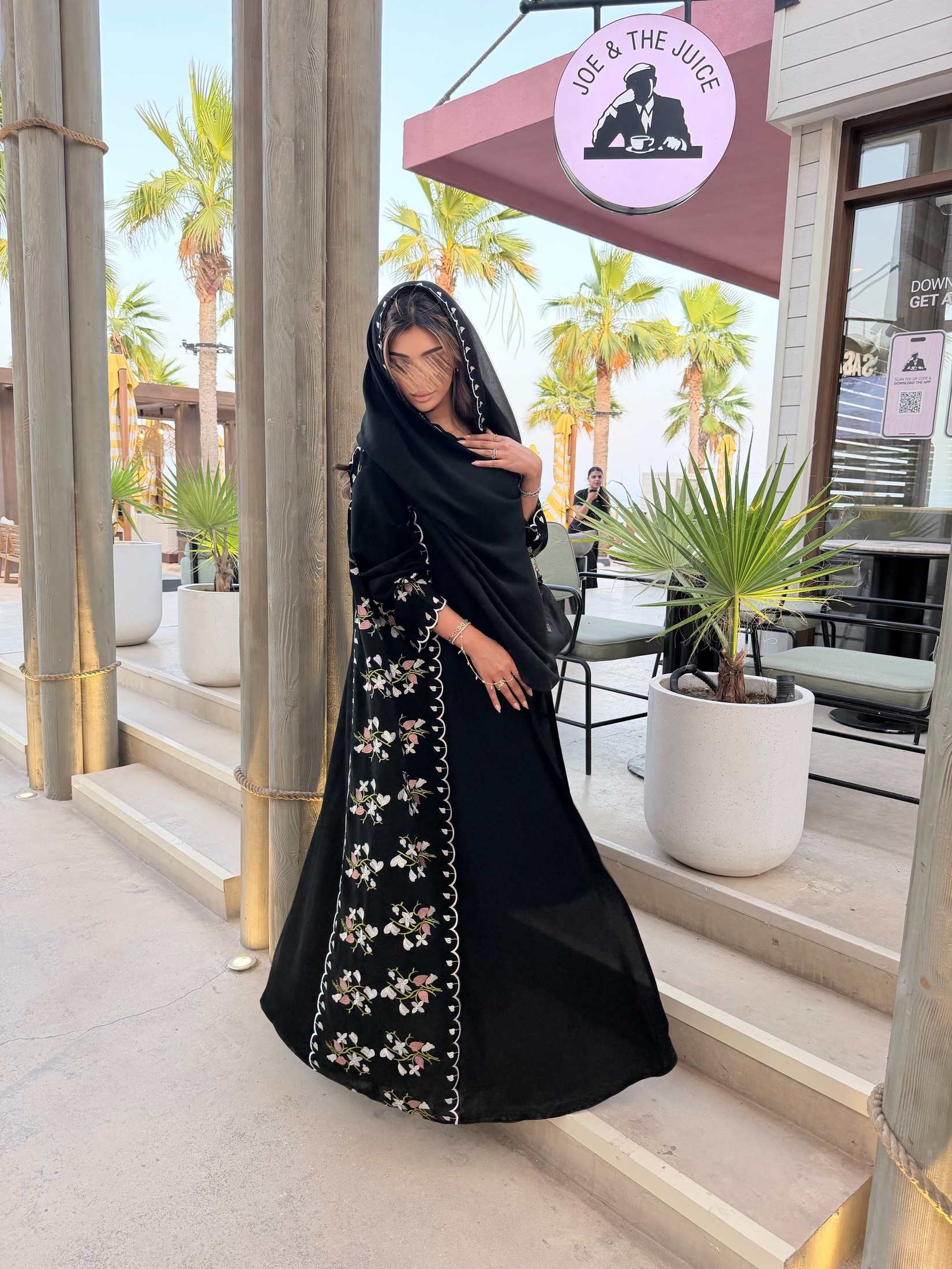 MW1604 - عباية سوداء بتطريز ورود على الجوانب | Black Abaya with Floral Side Embroidery - Aya