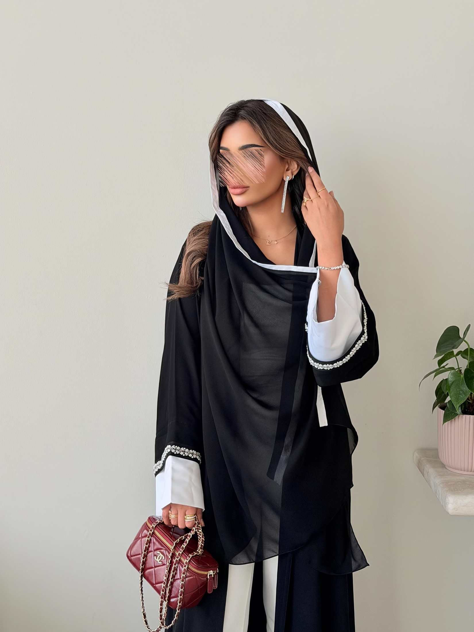 MWT5019 - قماش اسود كريب مع أكمام تفته ابيض و كلفة شك قصة نص كلوش - Aya