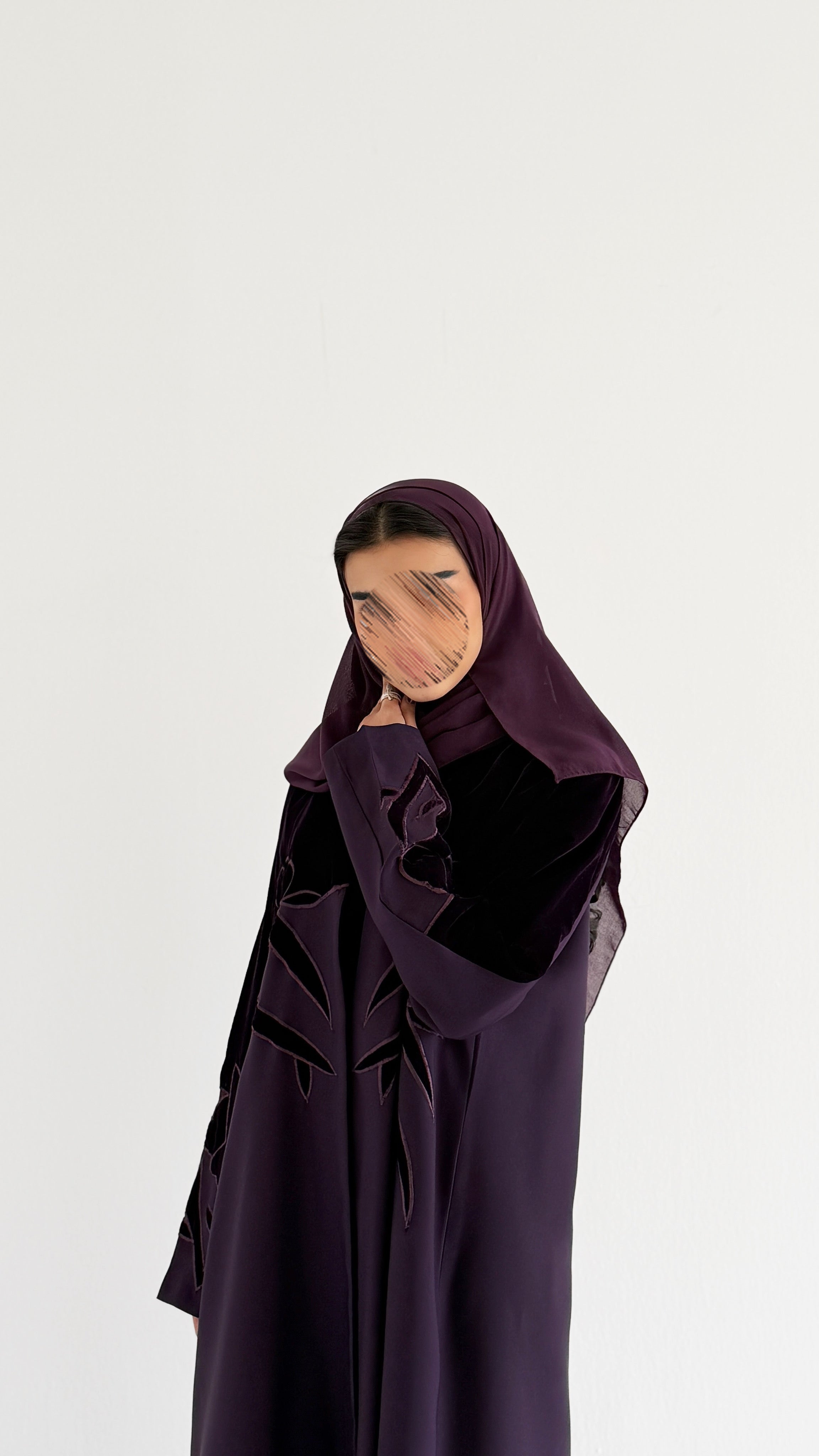 MWT896 - عبايه كريب مع تدخيله مخمل بشكل وردات - Aya