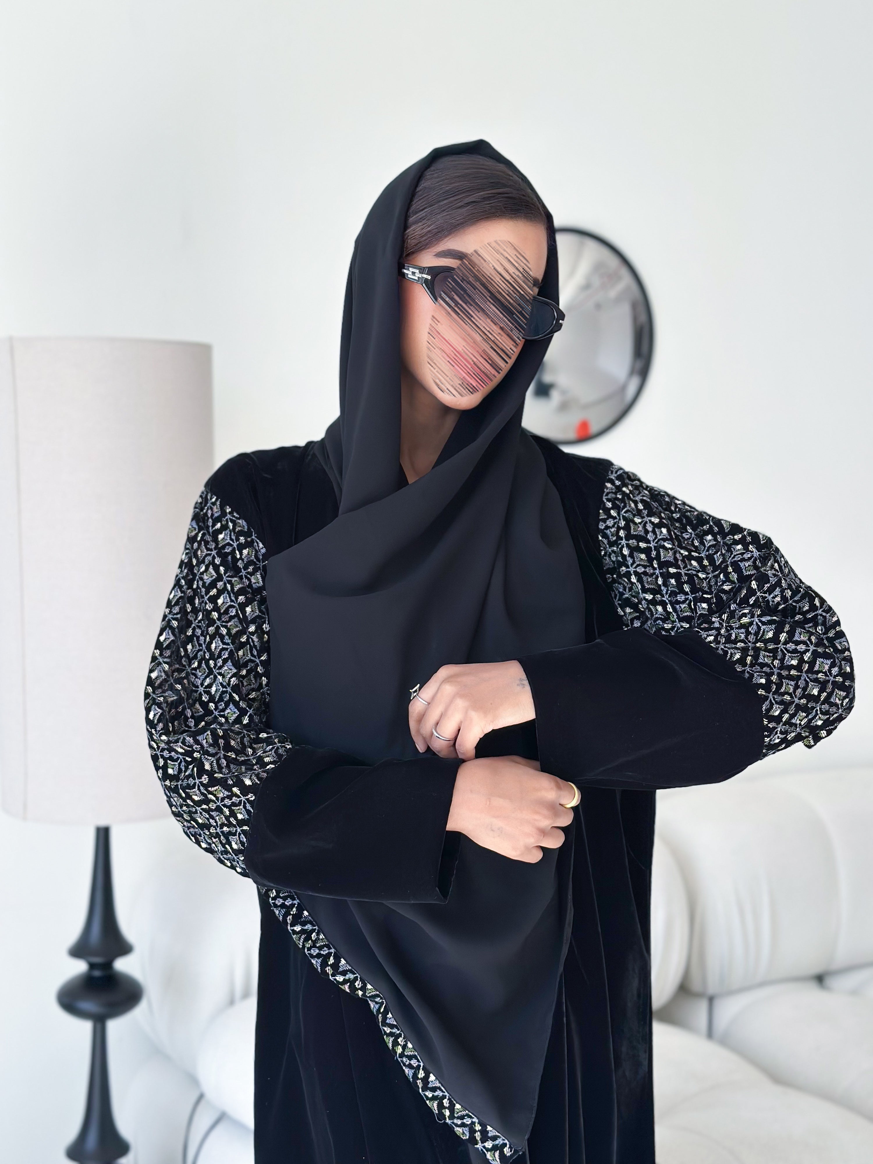 MW1836 - عباية مخمل كم تطريز - Aya