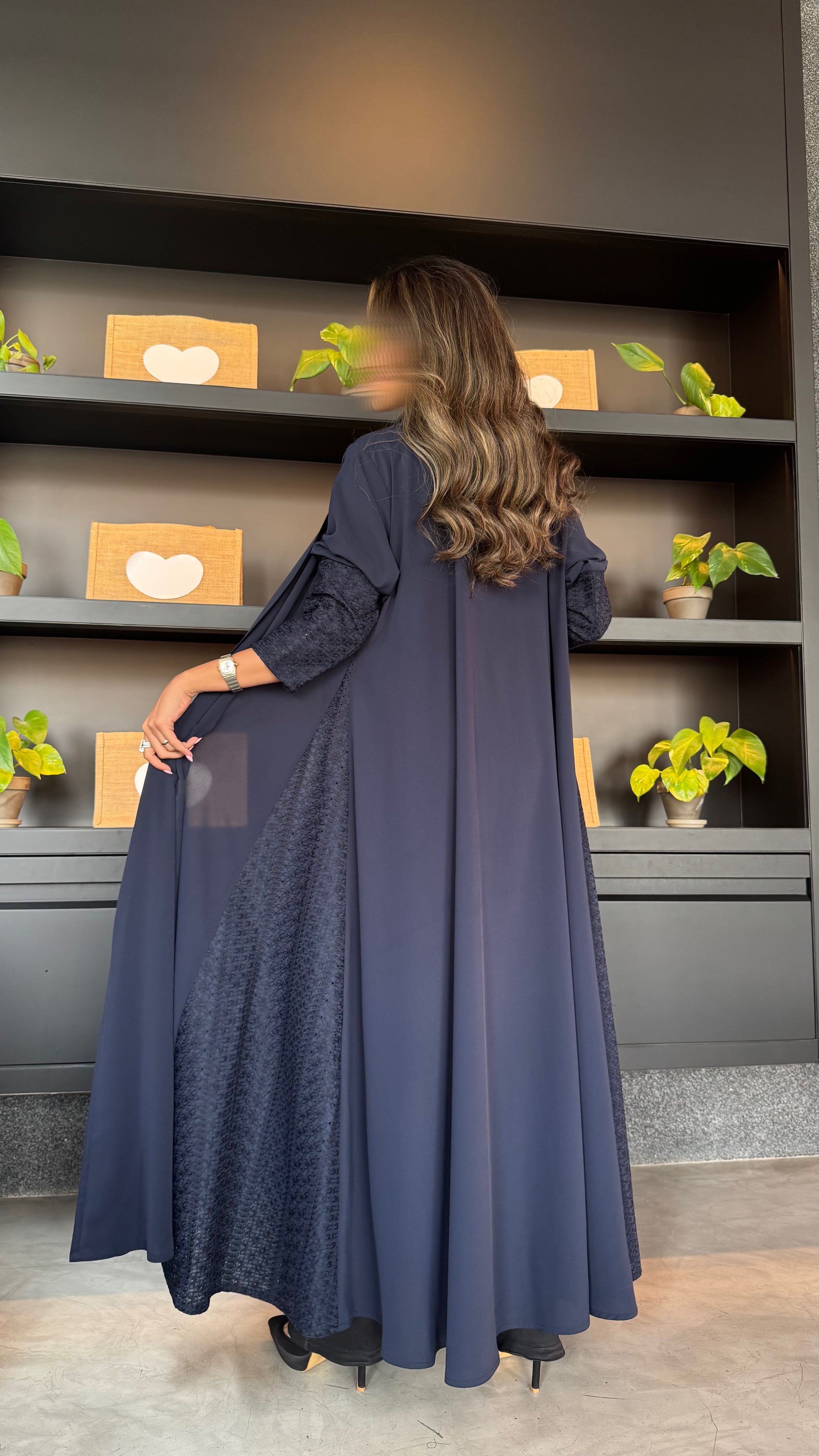 MWT405 - عباية كريب كحلي مع تدخليه روكامه كحلية - Aya