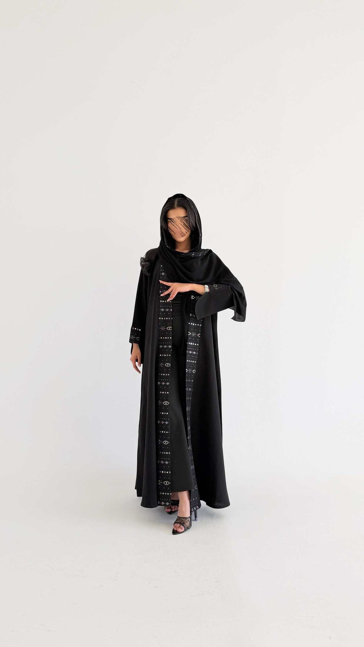 MWT1129 - عباية اسود بتدخيلة لينن تطريز - Aya
