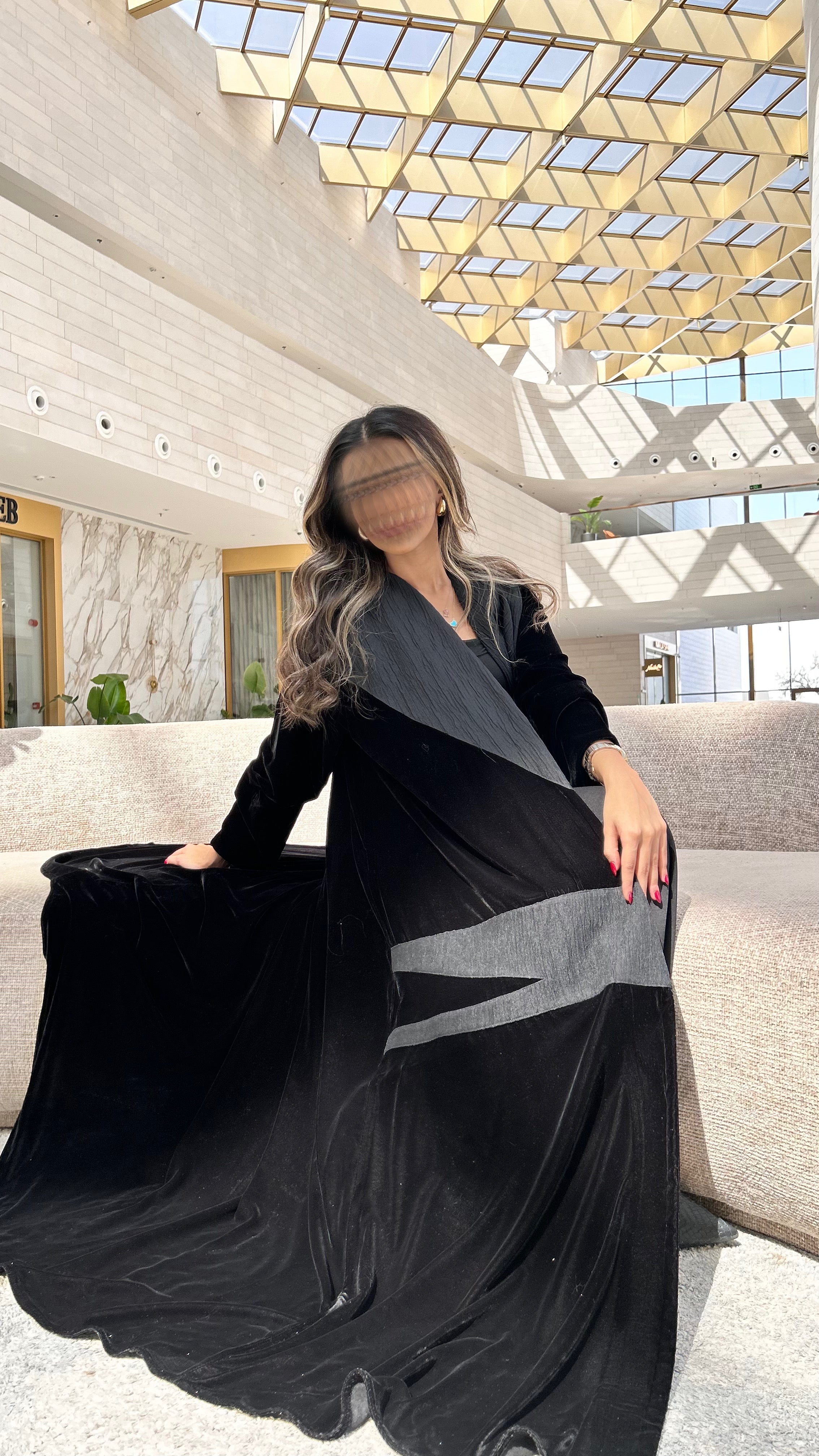 MWT644 - عباية مخمل مع تدخيلة جاكار - Aya