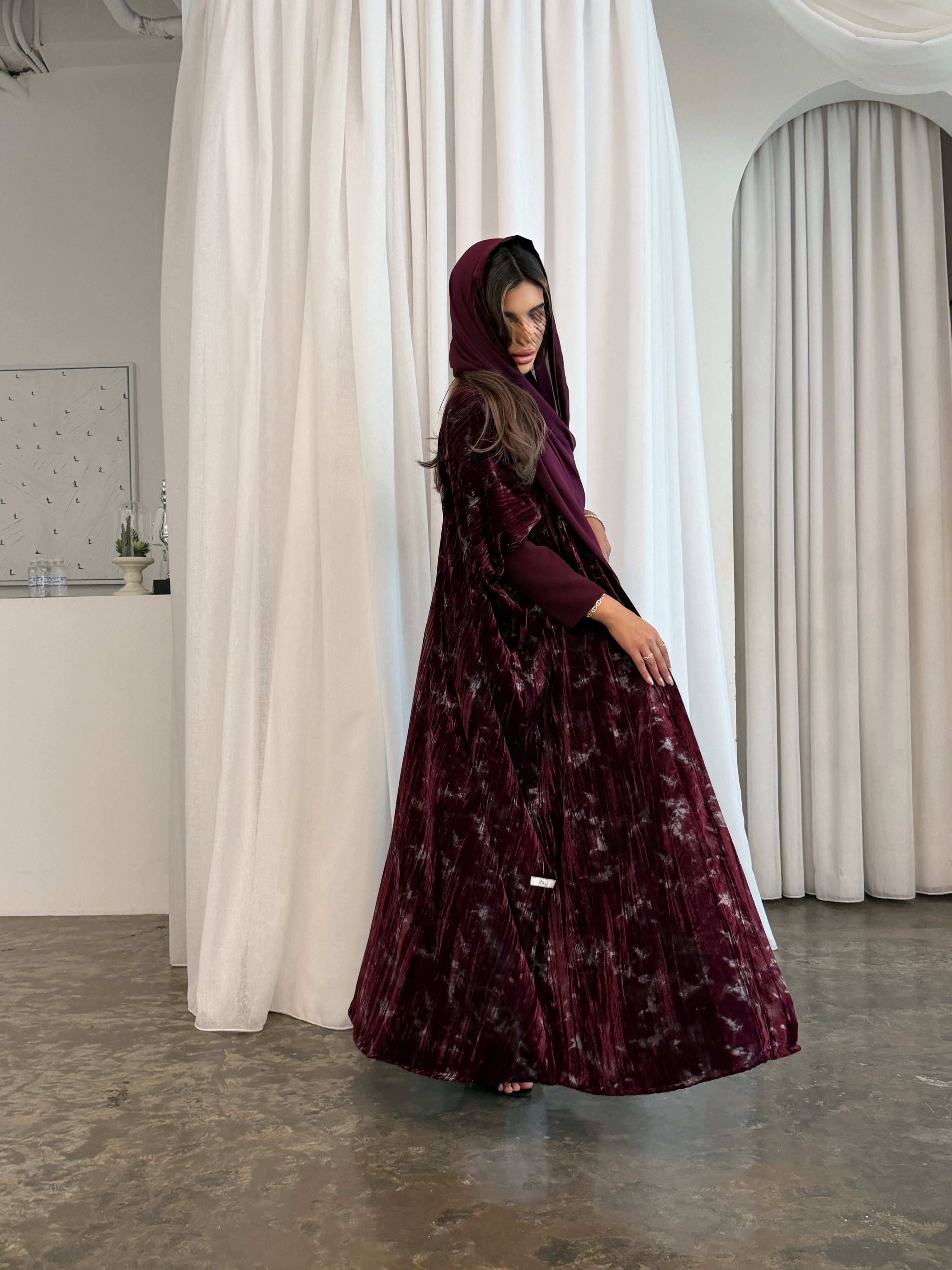 MWT996 - عبايةمخمل عنابي نص بشت - Aya