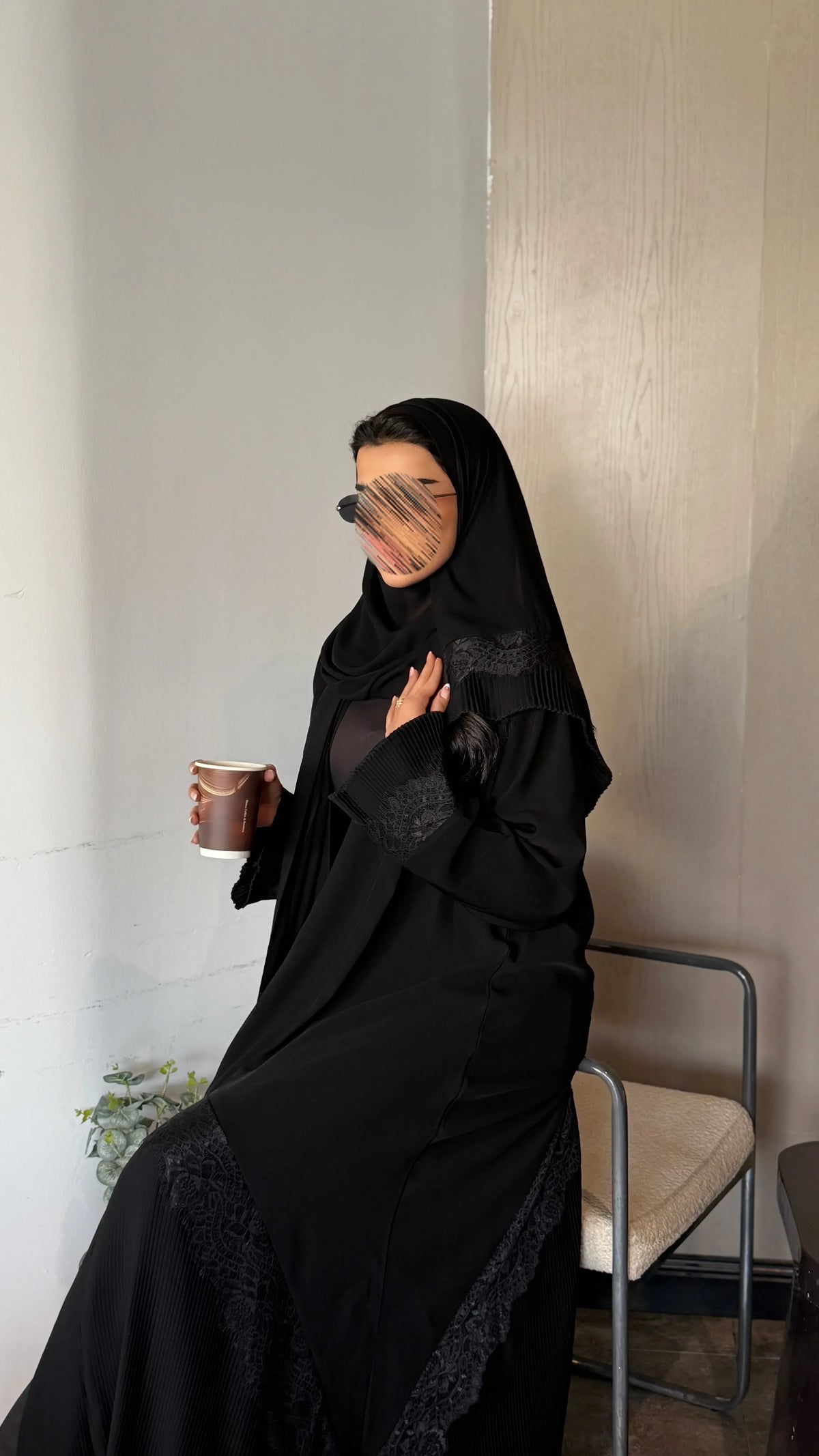 MW451 - عباية سوداء دانتيل بتدخيلة قماش مكسر