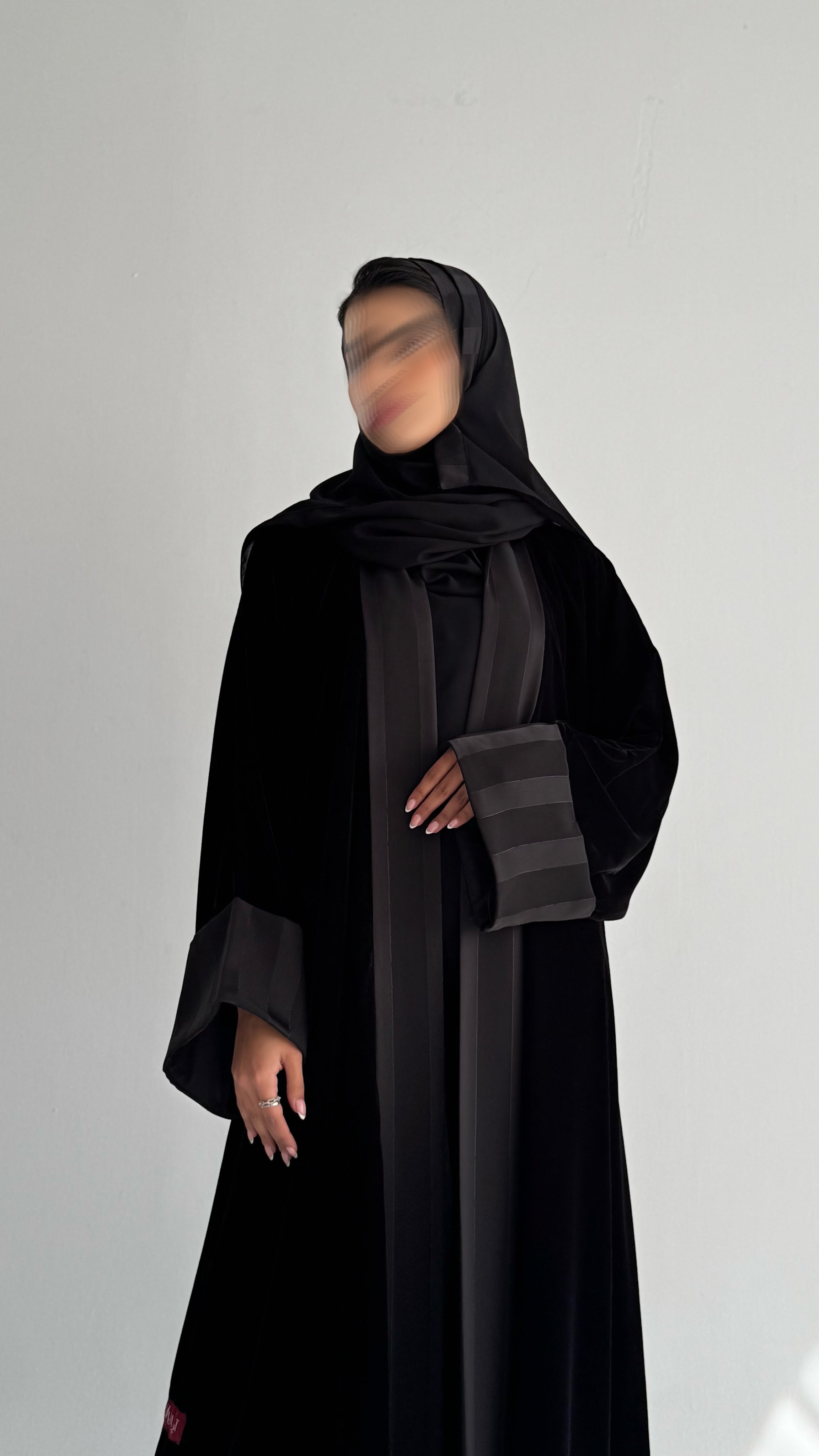 MWT688 - عباية مخمل مع تدخيلة ساتان