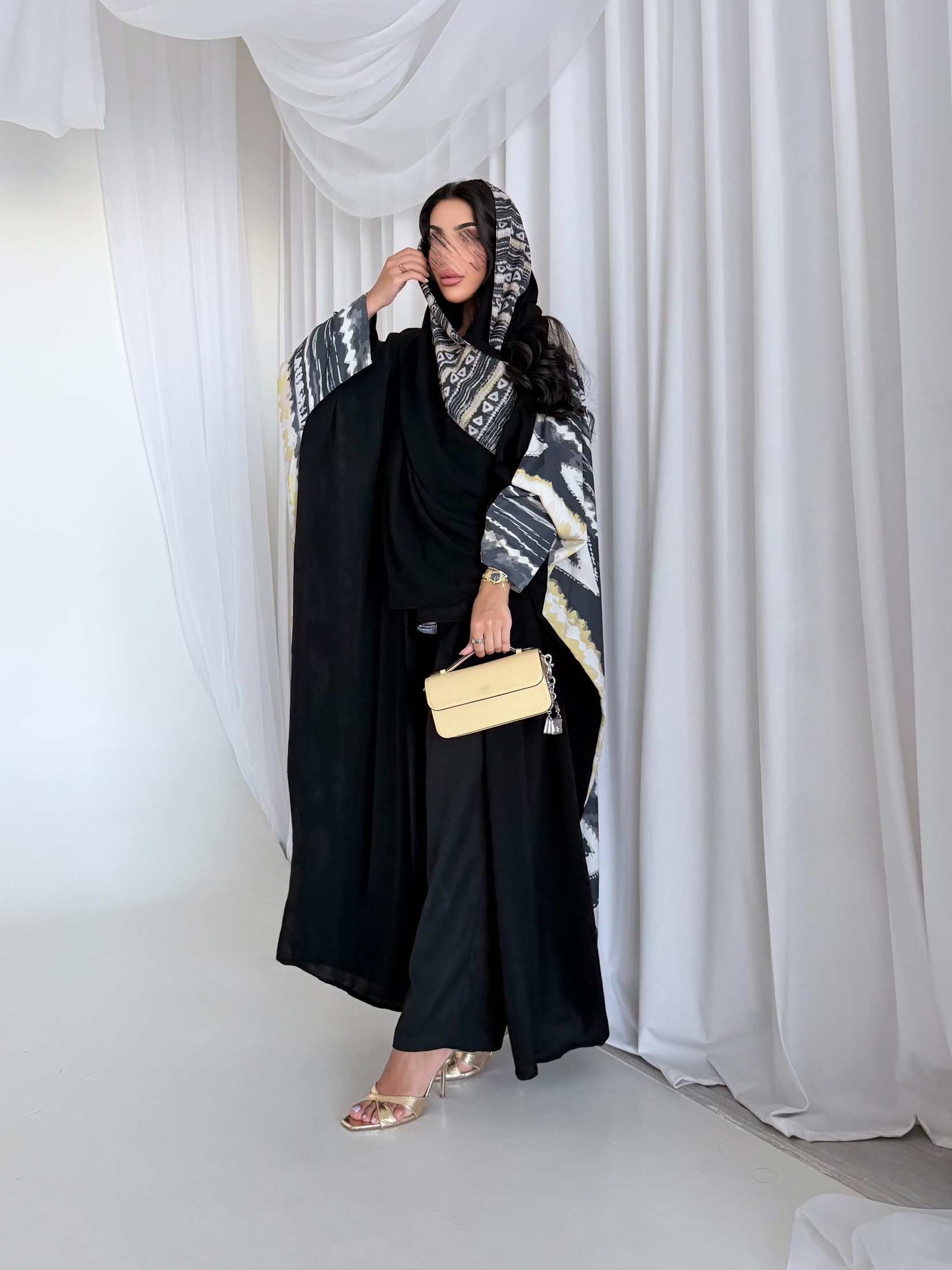MWT5222 - عبايه اسود ومن الخلف طباعه بقماش يومي مريح - Aya