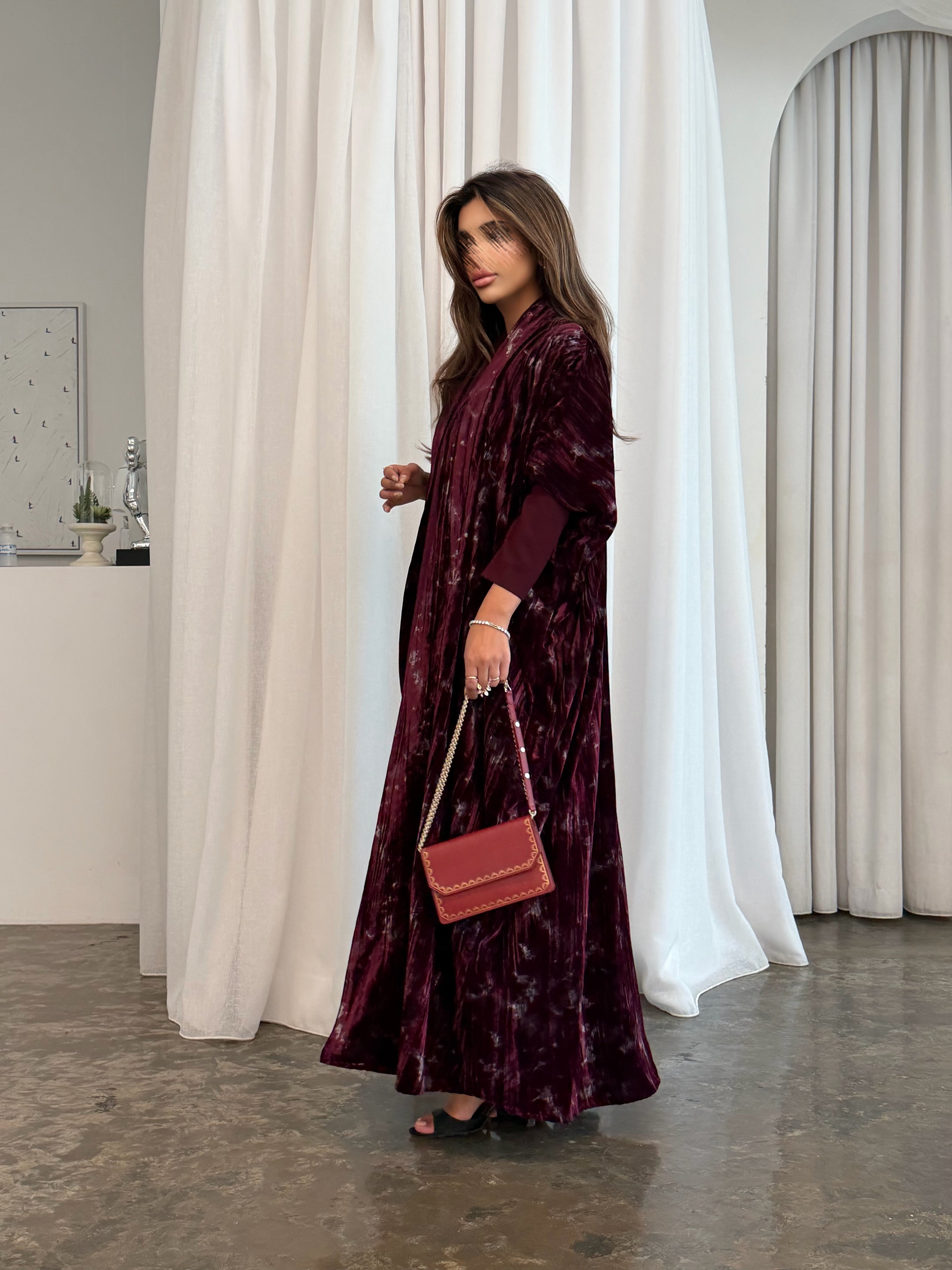 MWT996 - عبايةمخمل عنابي نص بشت - Aya