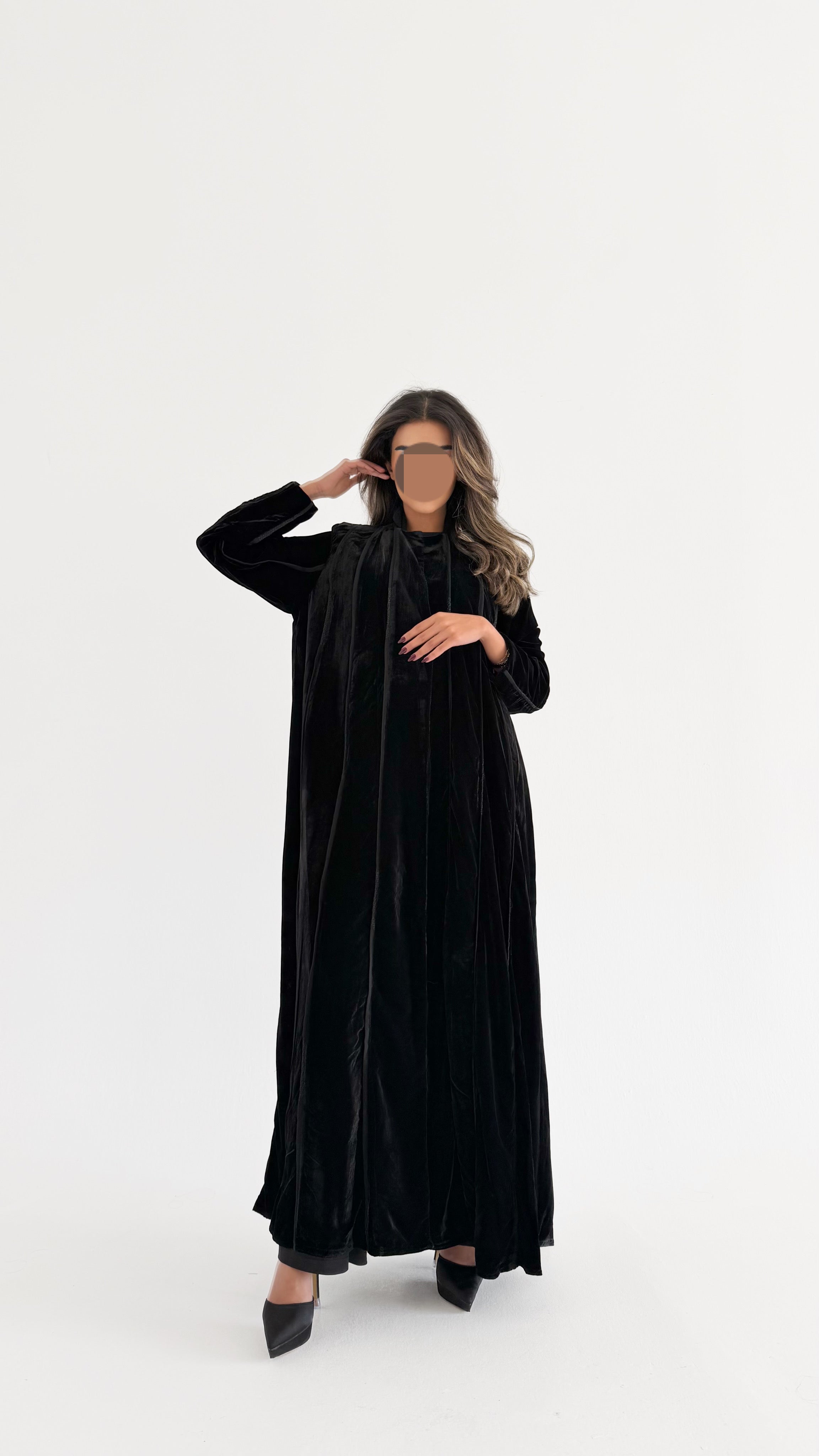 MWT666 - عباية مخمل اسود بخطوط اسود