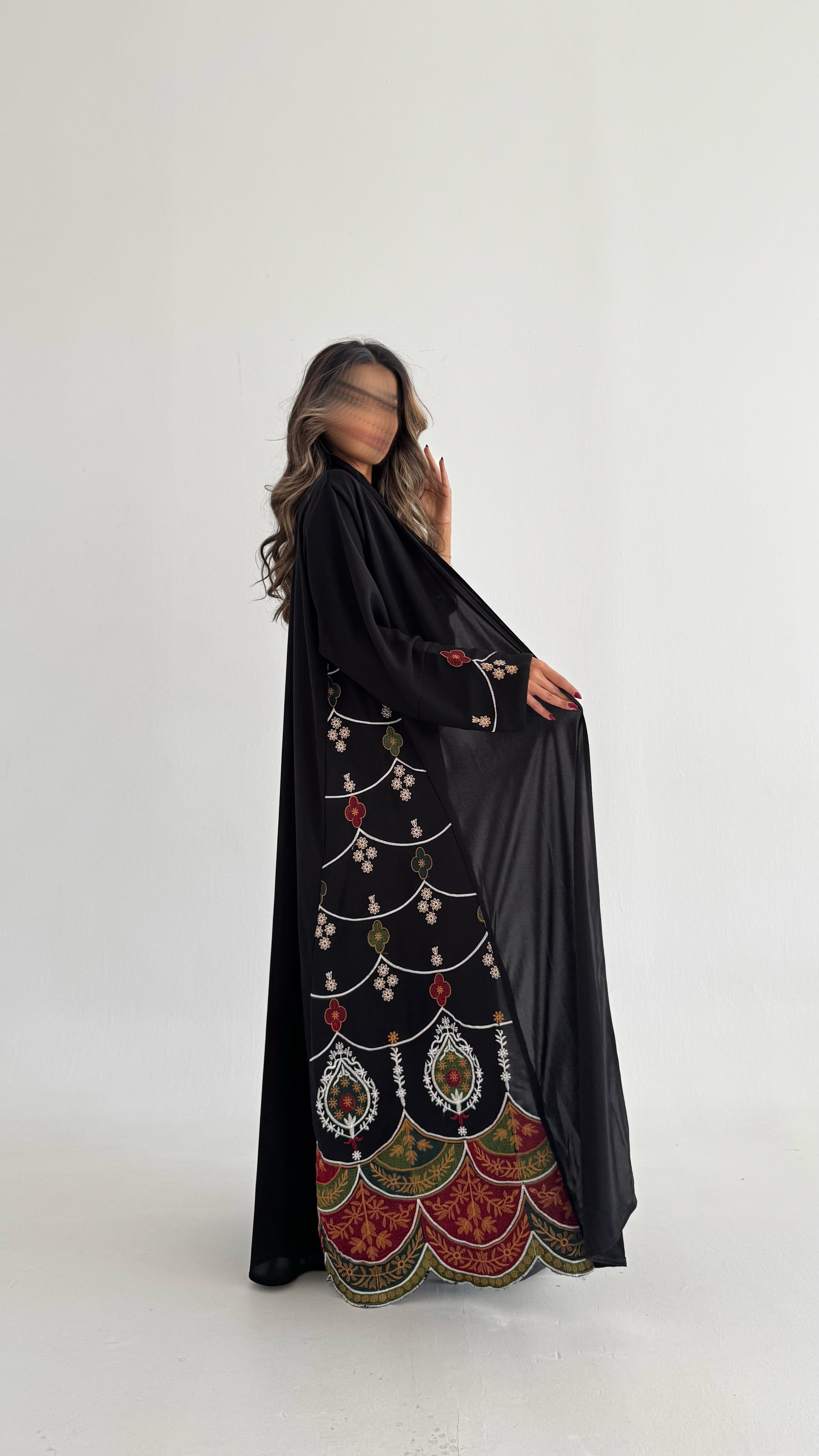 MW1704 -عباية سوداء مطرزة تطريز كمبيوتر من الجنب وتدخيلة قماش مطرز - Aya