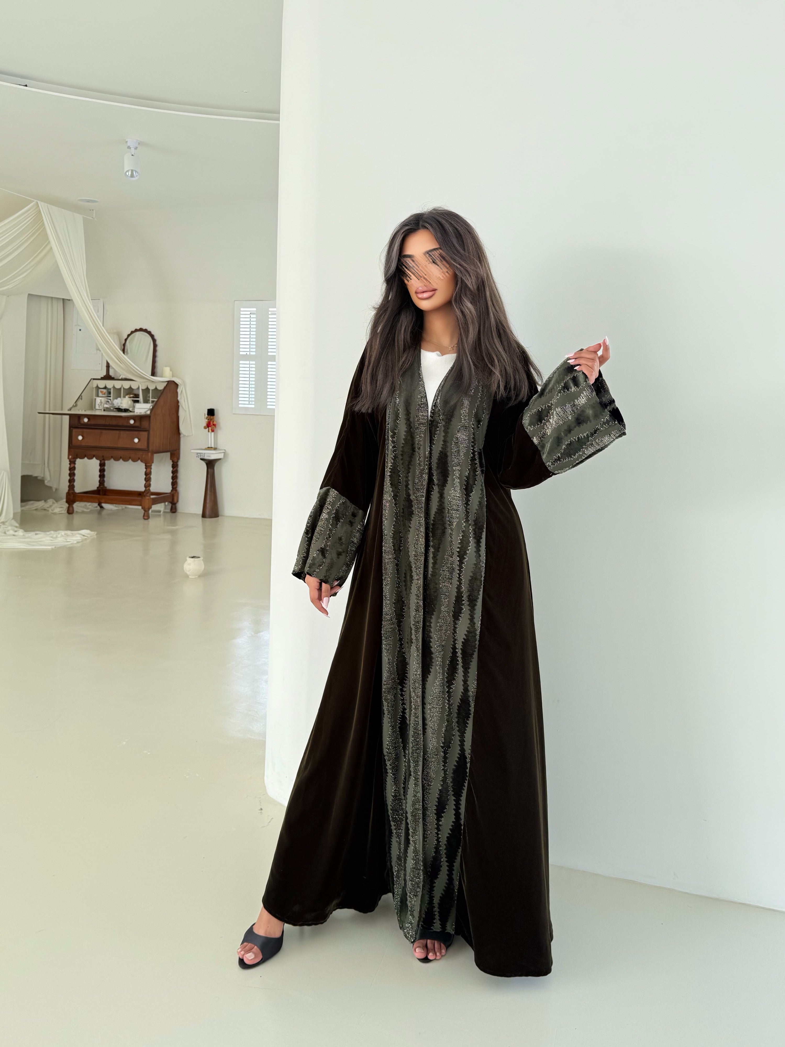 MW645 - Light Crepe Standing with Jacquard Half-Cloche