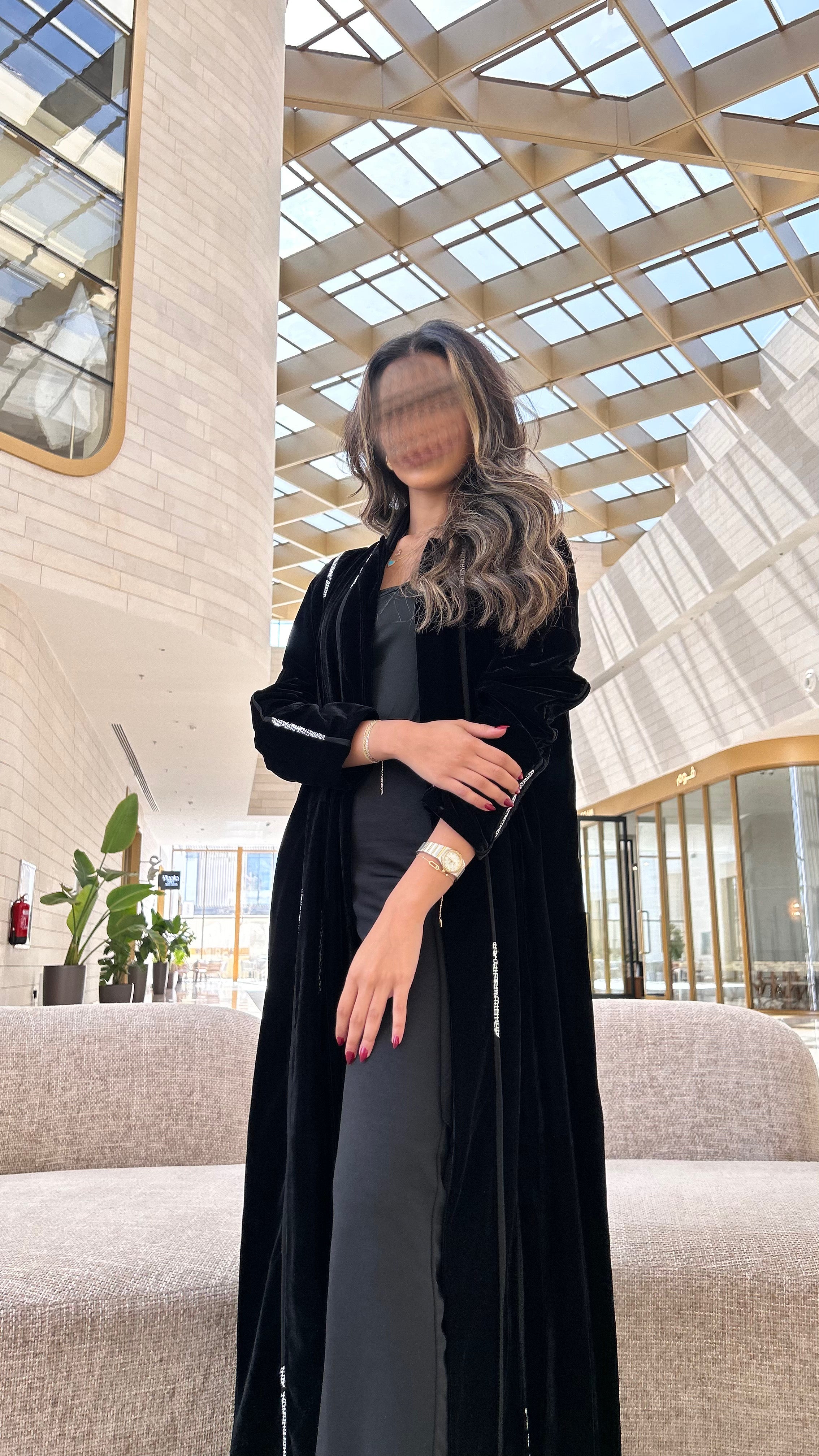 MWT647 - عباية مخمل اسود بخطوط ابيض - Aya