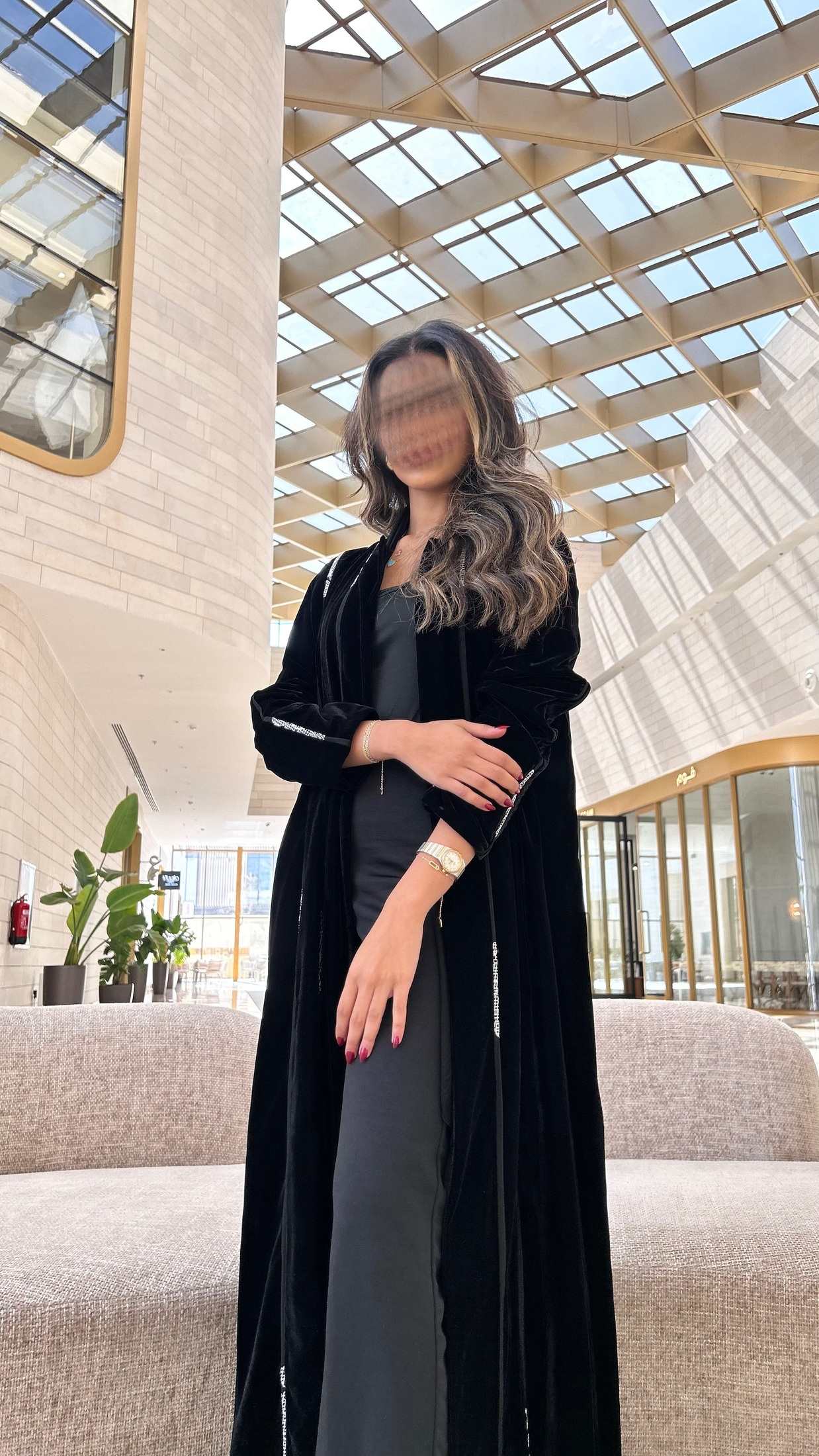 MWT647 - عباية مخمل اسود بخطوط ابيض - Aya