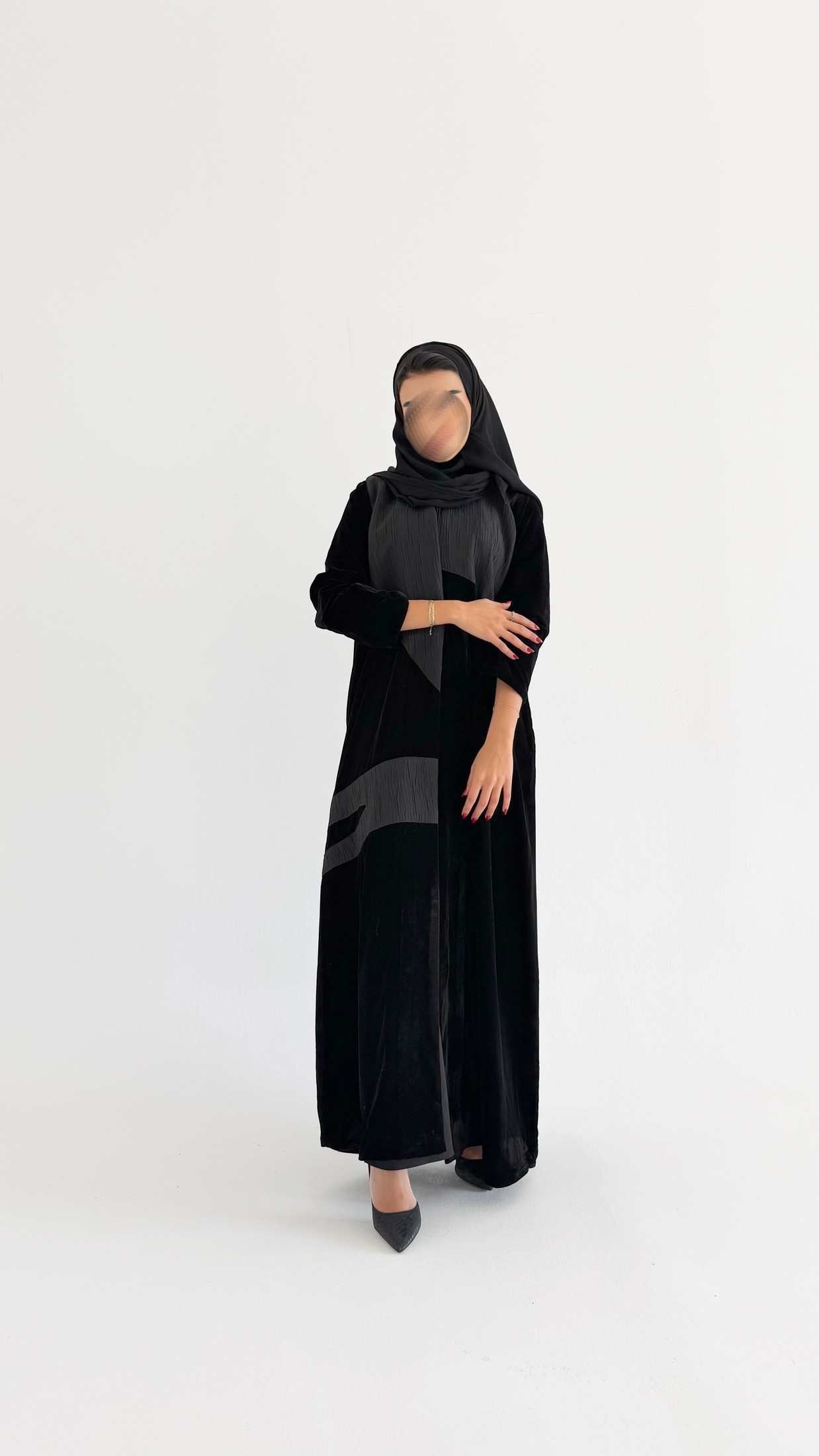 MWT644 - عباية مخمل مع تدخيلة جاكار - Aya