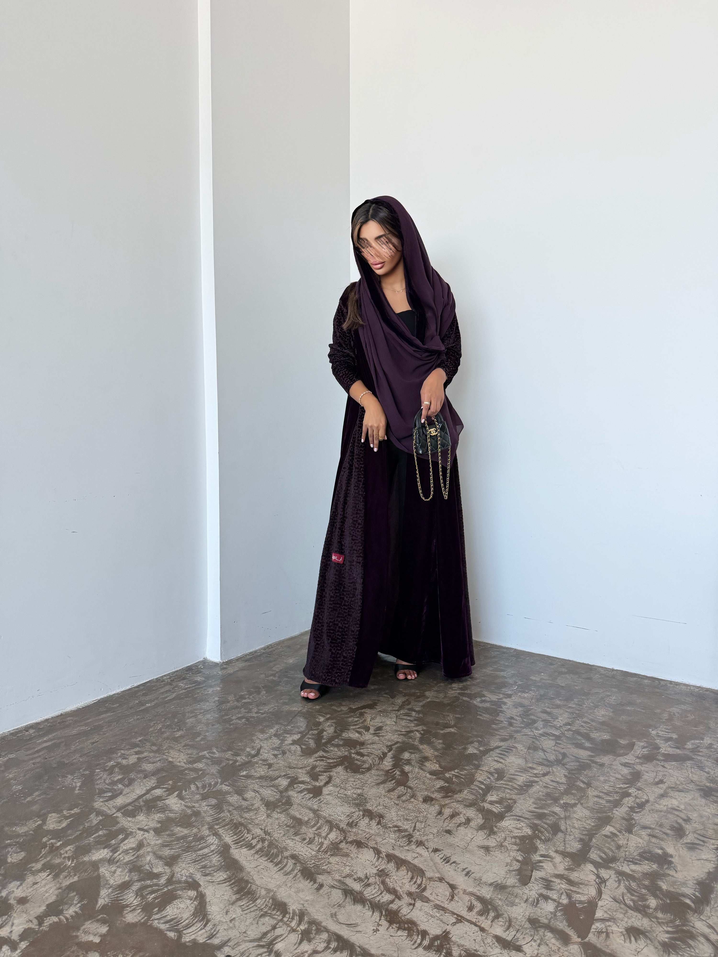 MWT953 - عباية مخمل مع تدخيلة لمعه بالاكمام والجوانب