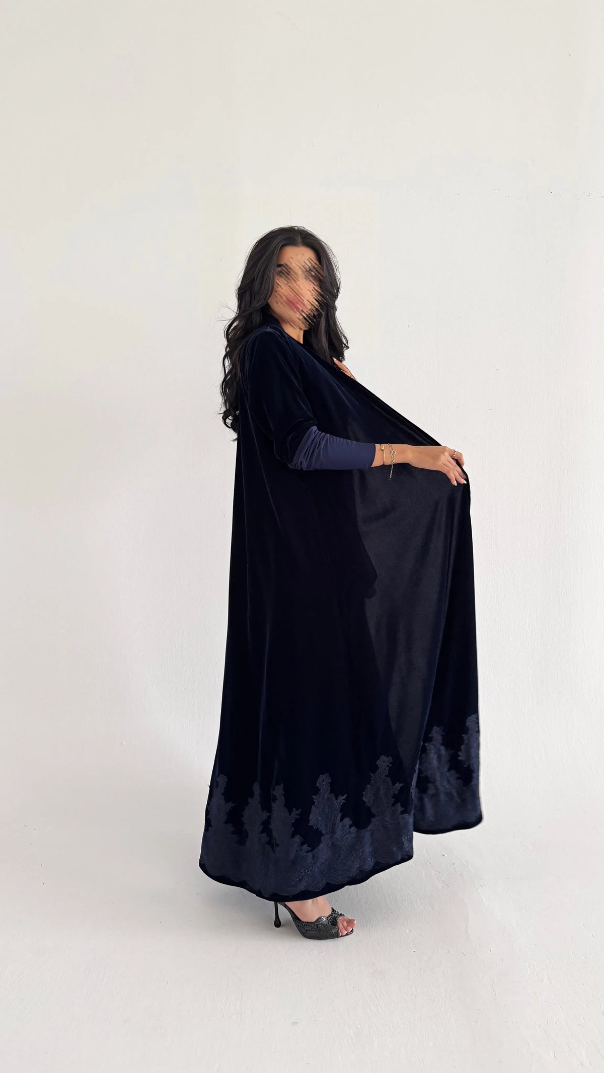 MW532 - عباية مخمل كحليه بكم سترتش مزينة بطرف العباية بدانتيل - Aya