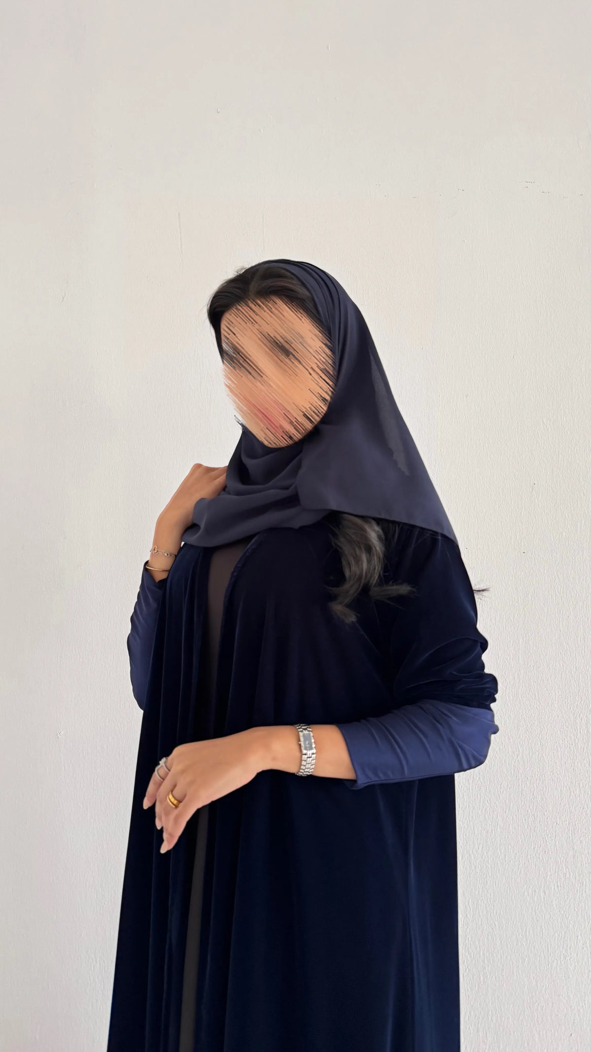 MW532 - عباية مخمل كحليه بكم سترتش مزينة بطرف العباية بدانتيل