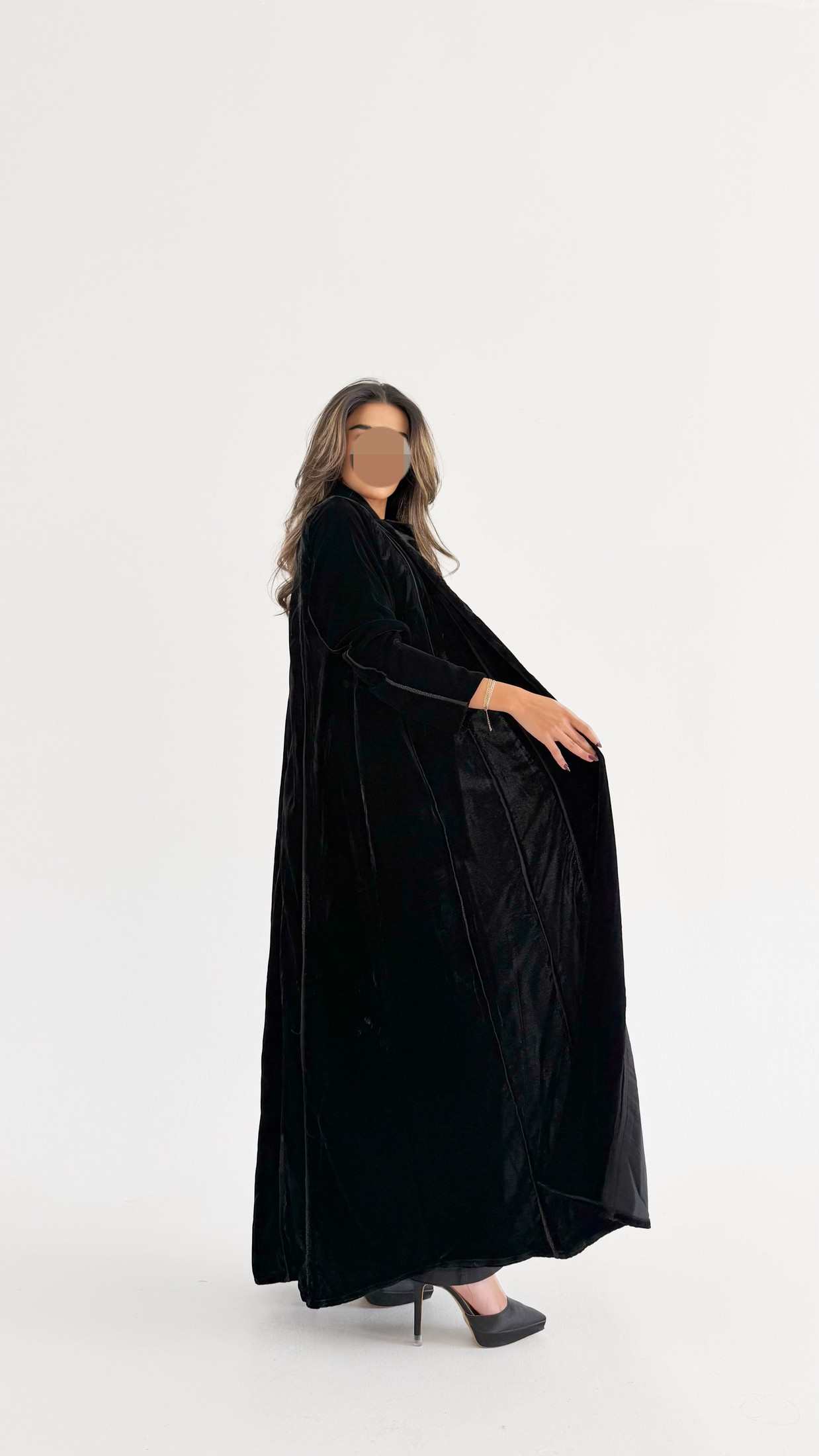 MWT666 - عباية مخمل اسود بخطوط اسود - Aya