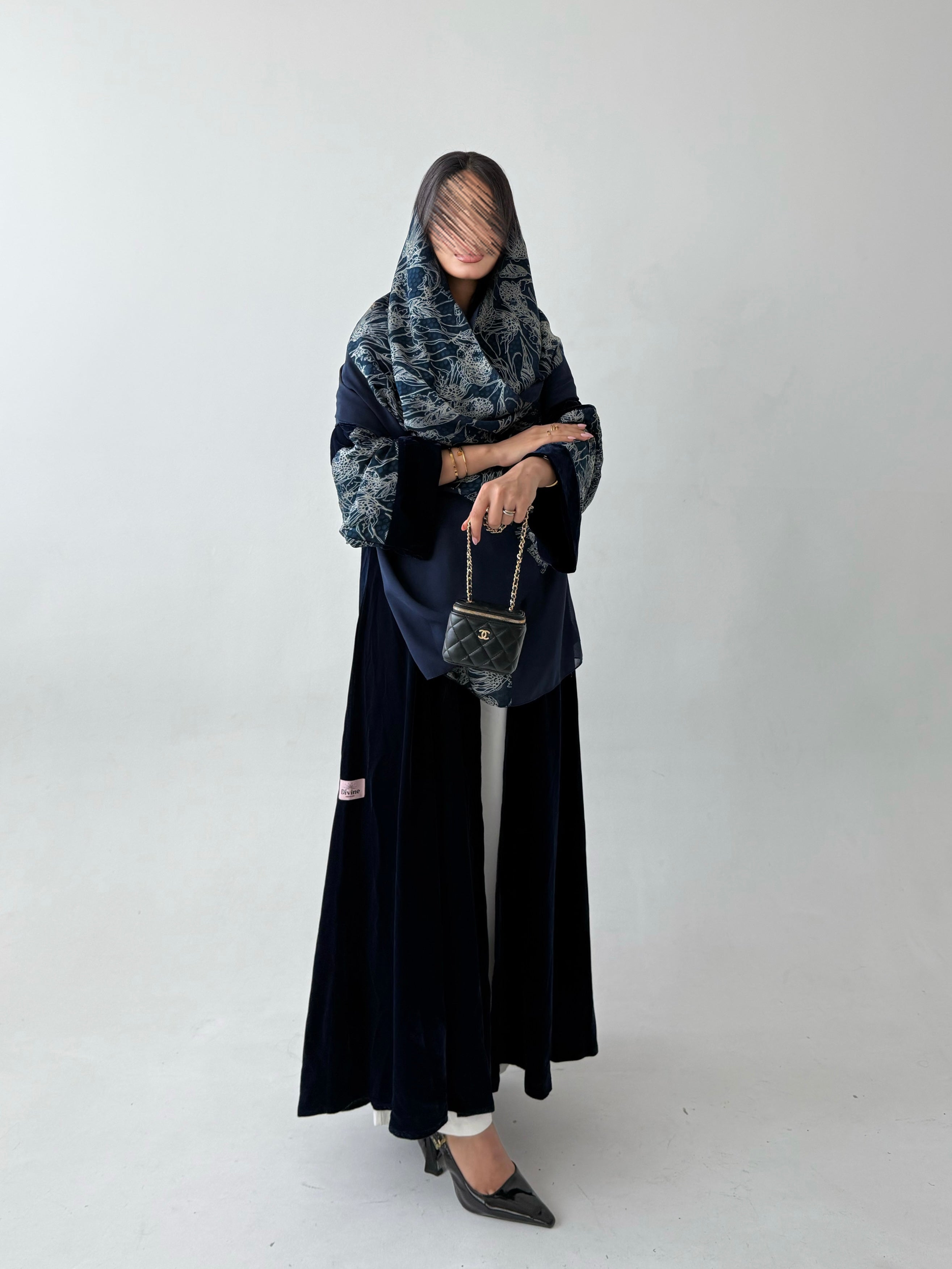 MWT810 - عباية مخمل مع تدخيلة مشجر