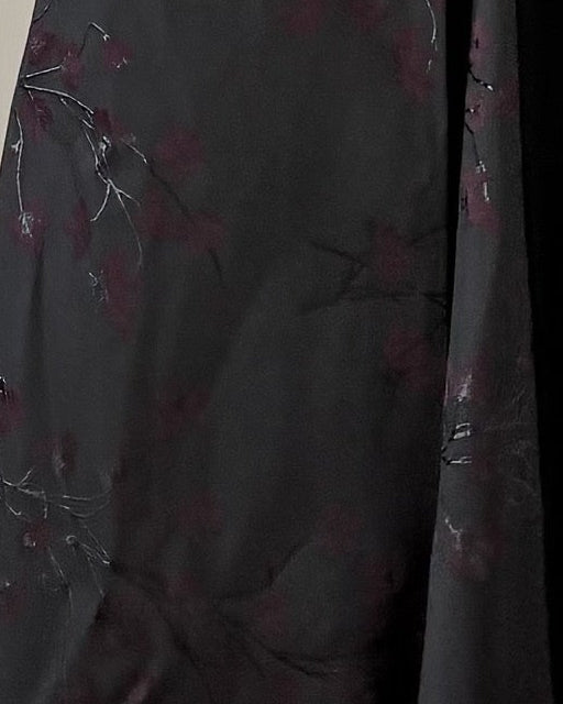 MWT5039 - قماش اسود كريب مع قماش تفته ورد بقصة كلوش - Aya