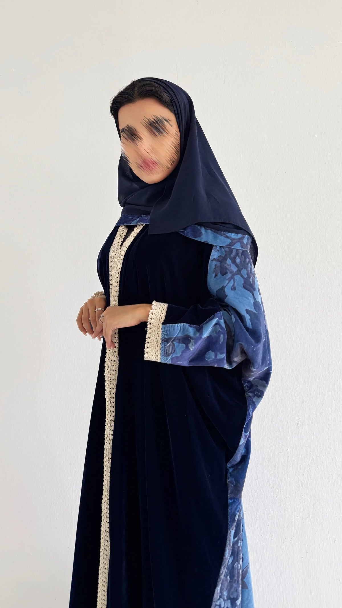 MWT2187 - عبايه شتوية كحلية مع طباعة من الخلف - Aya