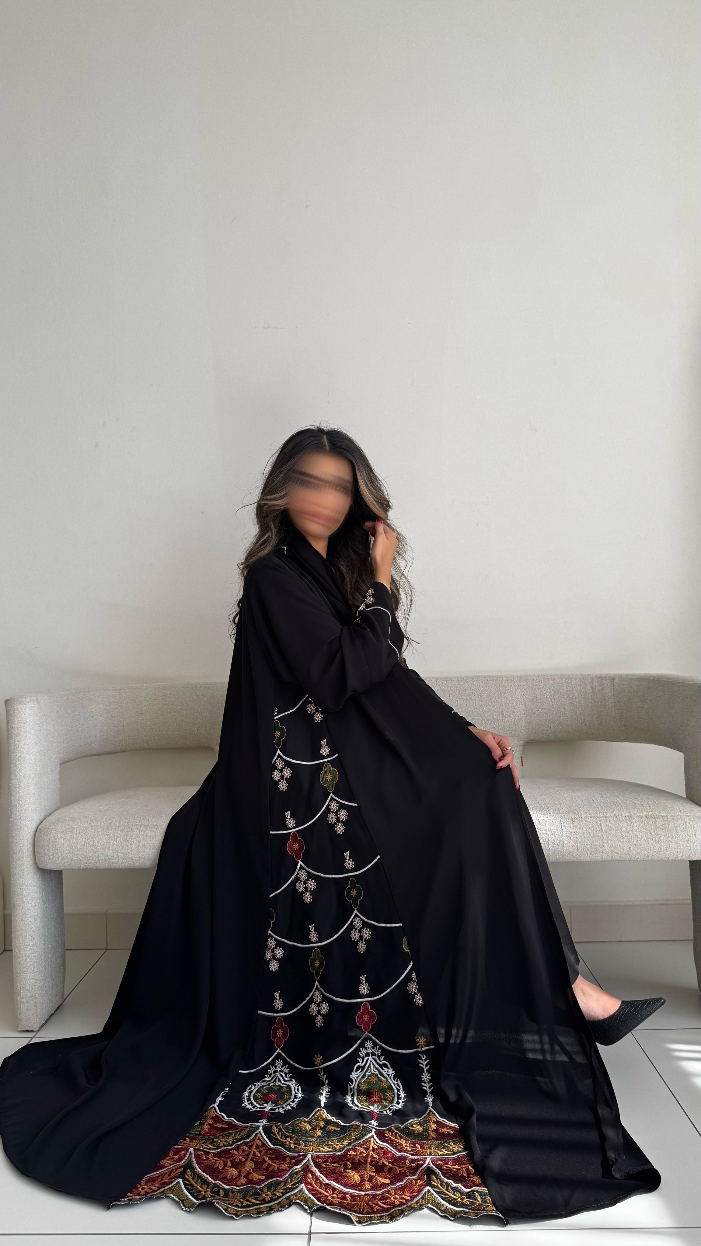 MW1704 -عباية سوداء مطرزة تطريز كمبيوتر من الجنب وتدخيلة قماش مطرز - Aya