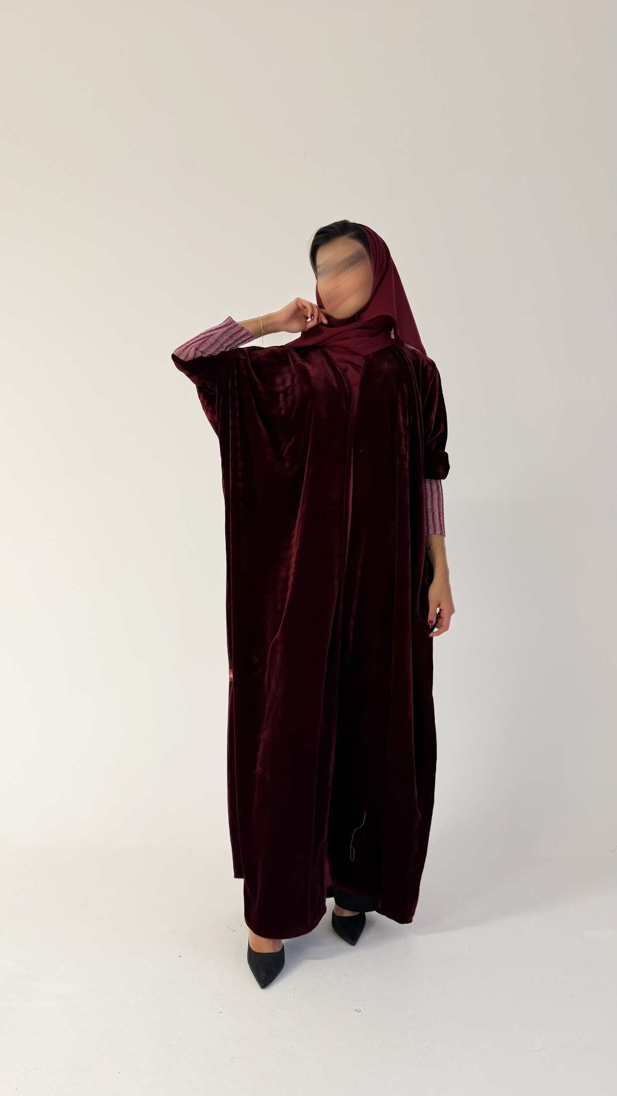 MWT525 - عباية عنابية مخمل بأكمام استرتش - Aya