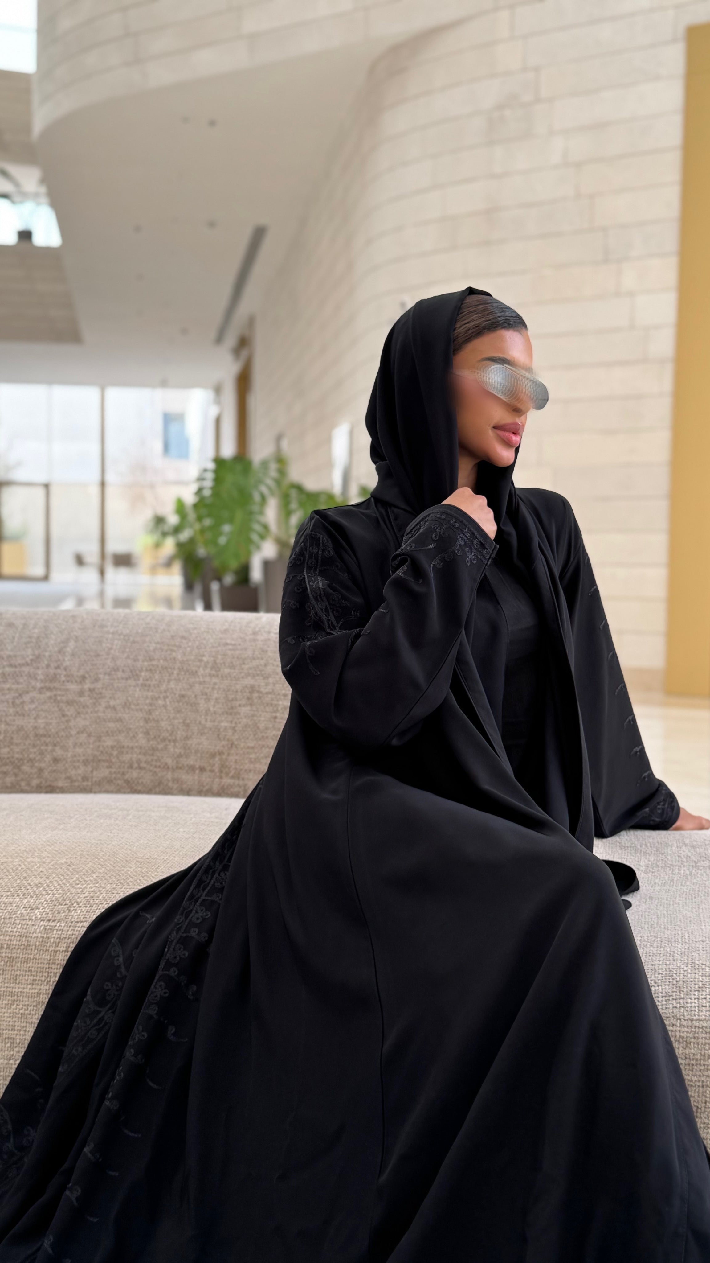 MW1331 - عباية سوادء بتطريز راقي على الاكمام وقصة من الخلف - Aya