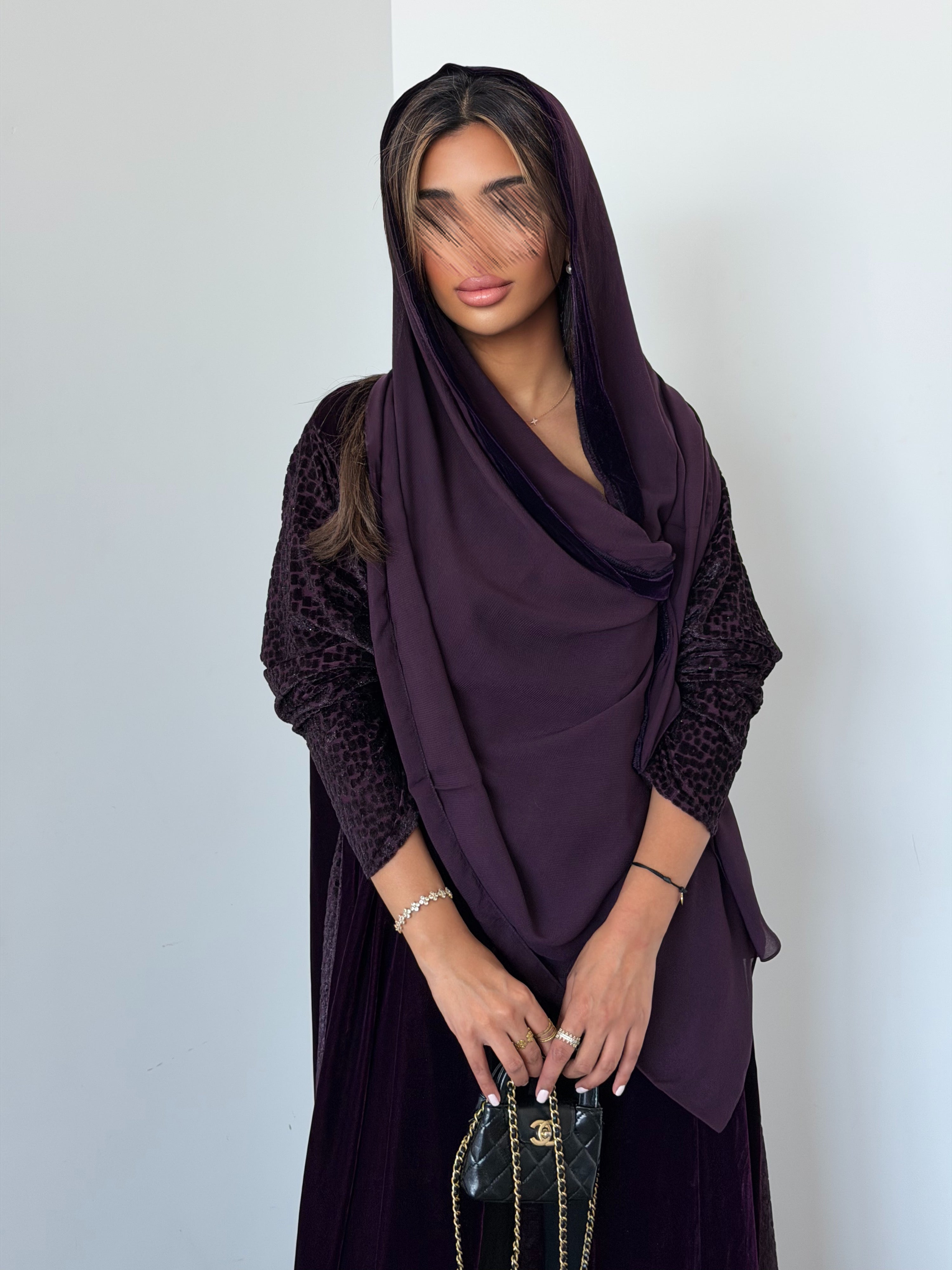 MWT953 - عباية مخمل مع تدخيلة لمعه بالاكمام والجوانب