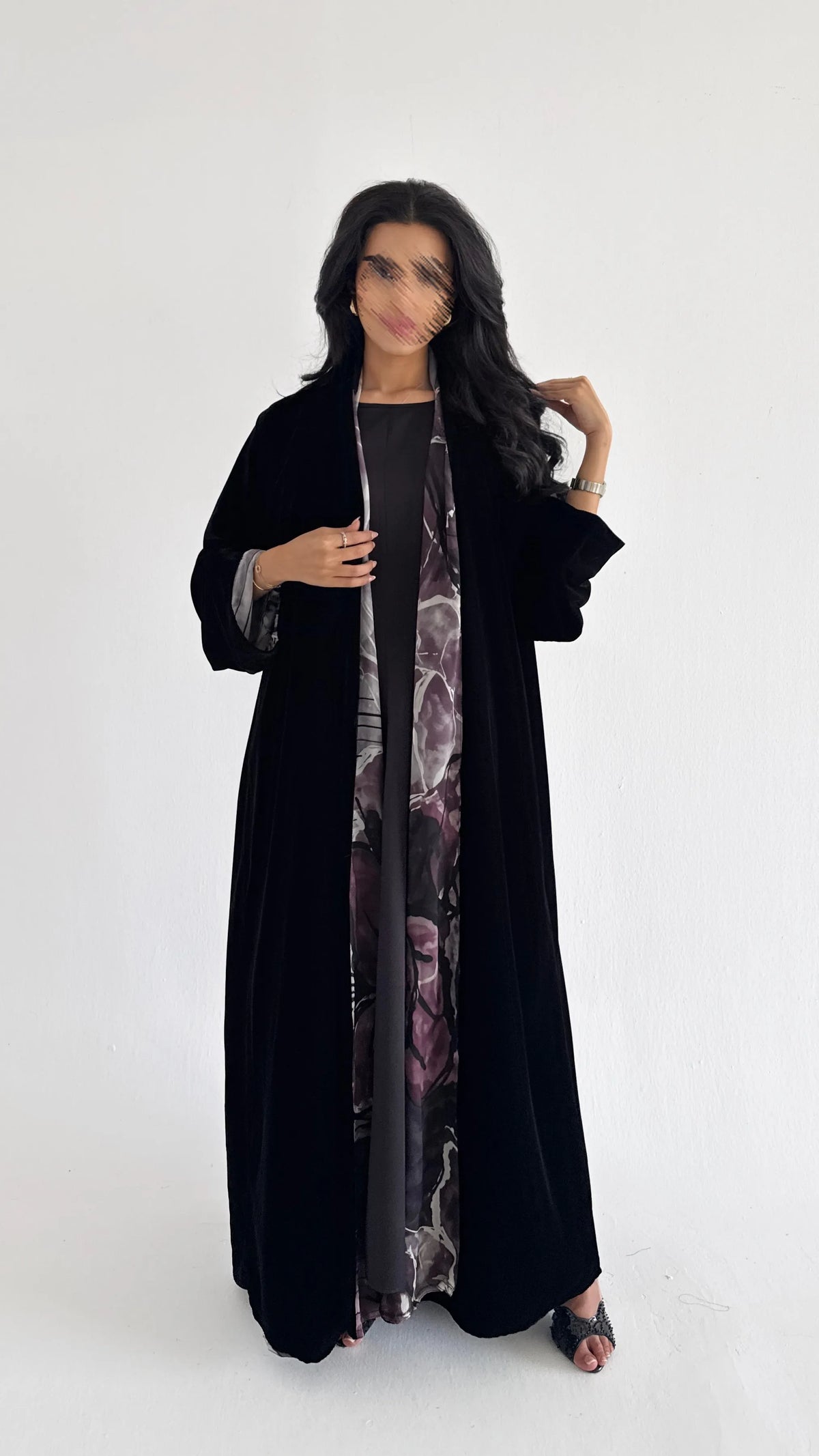 MWT2186 - عبايه دبل فيس مخمل أسود مع طباعه شتوية شيفون - Aya