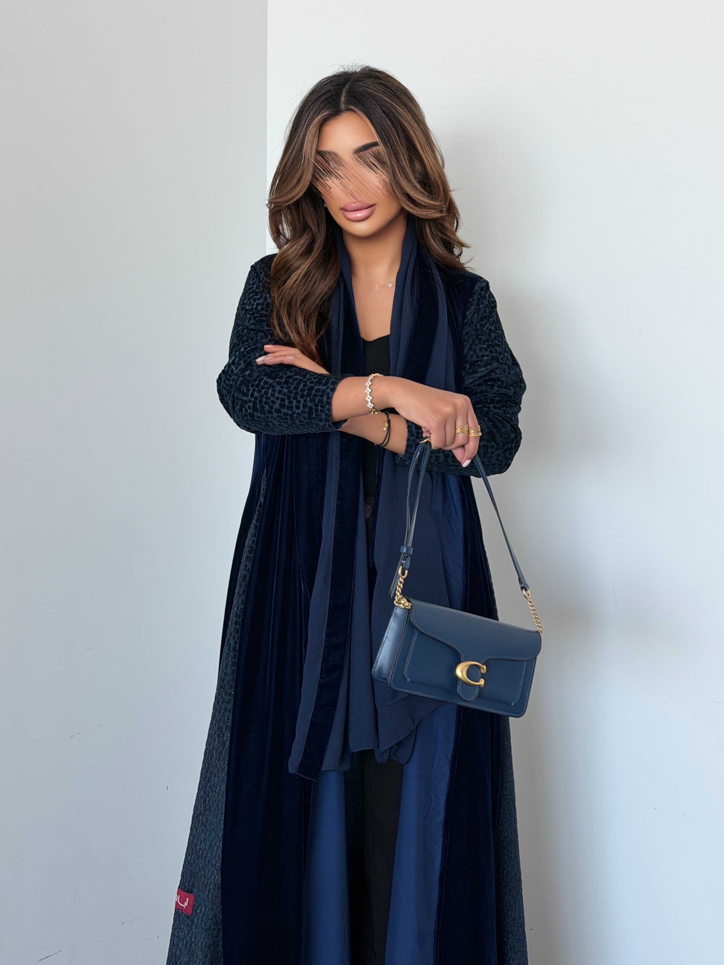 MWT954 - عباية مخمل مع تدخيلة لمعه بالاكمام والجوانب