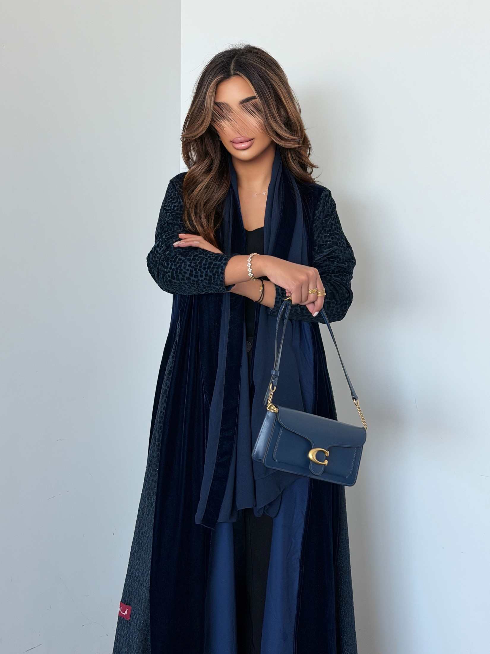 MWT954 - عباية مخمل مع تدخيلة لمعه بالاكمام والجوانب - Aya