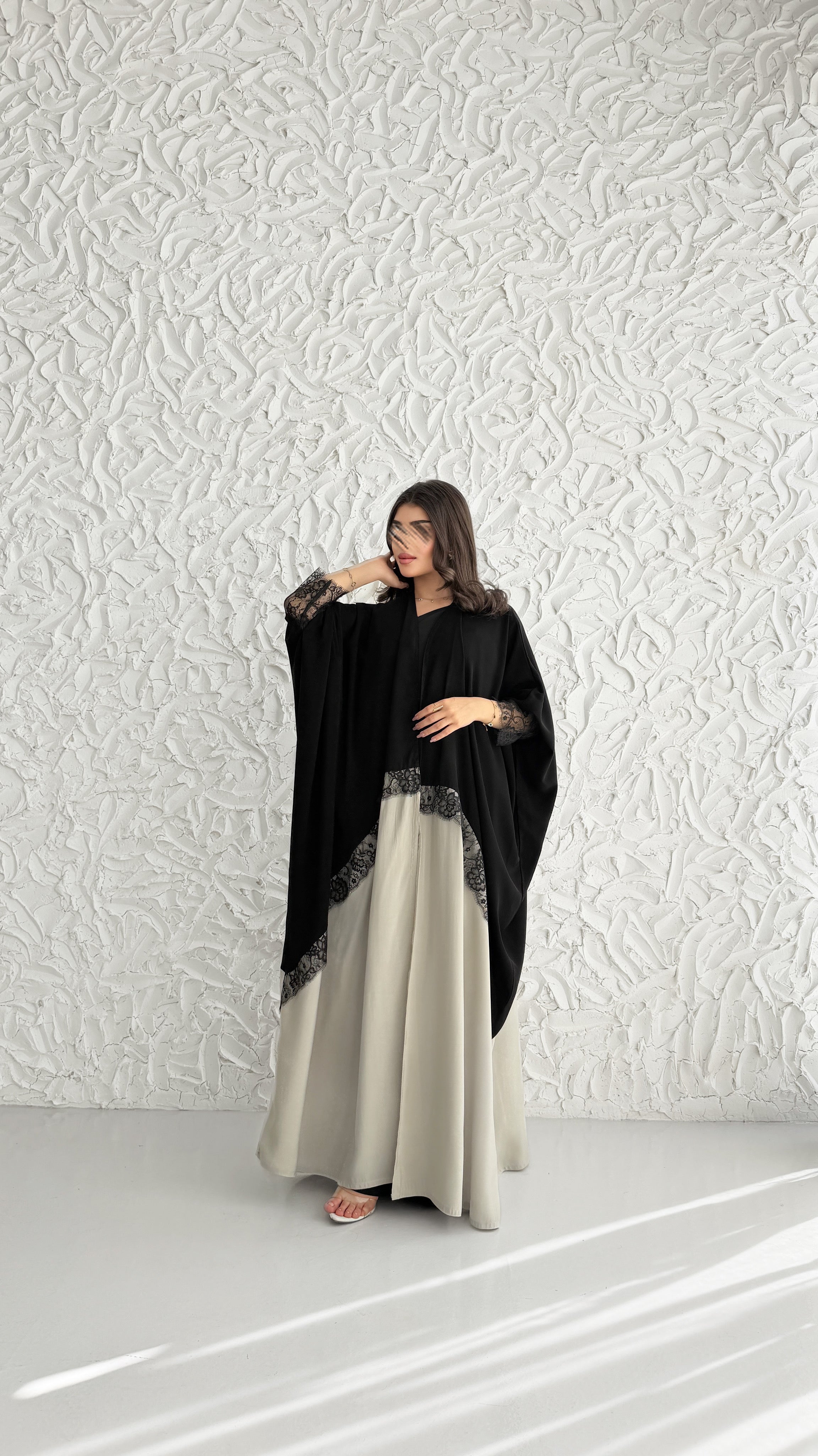 MW2129 - عباية كريب ملكي أنيقة بقصّة نص البشت مع اضافه حرير مغسول عصرية. - Aya