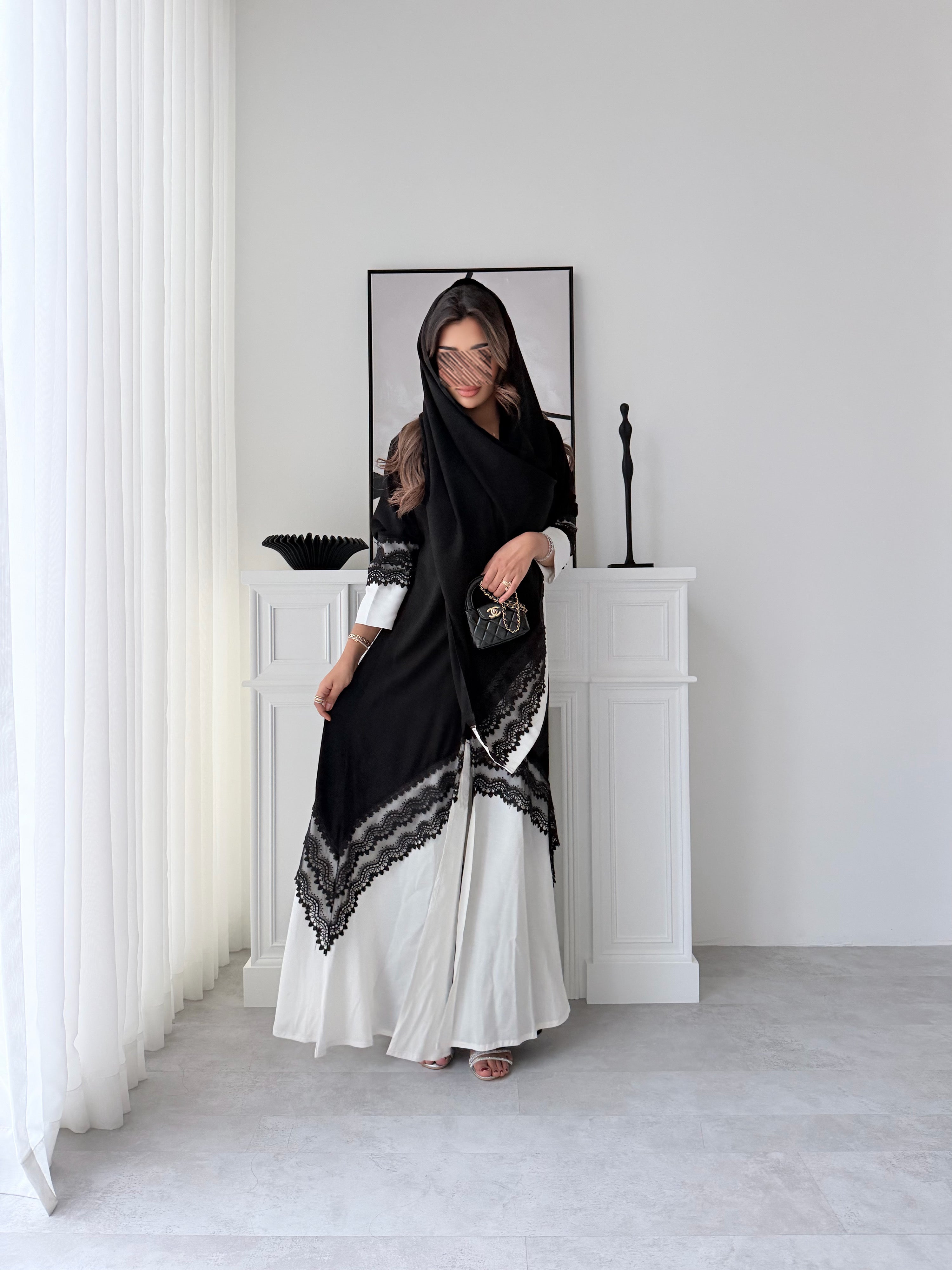 MW2134 - عبايه كريب ملكي مع اضافة قماش حرير بطريقة انيقة - Aya