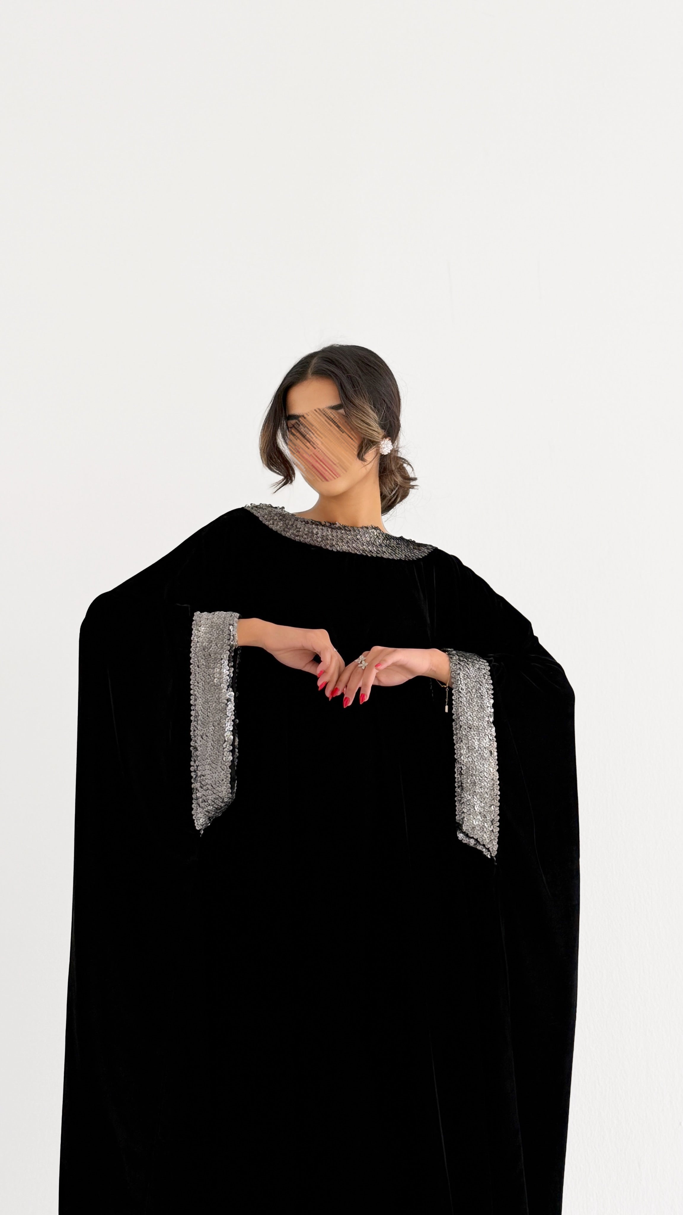 MWJ002 - جلابية مخمل أسود بتفاصيل كلفة فاخرة على الياقة والأكمام - Aya