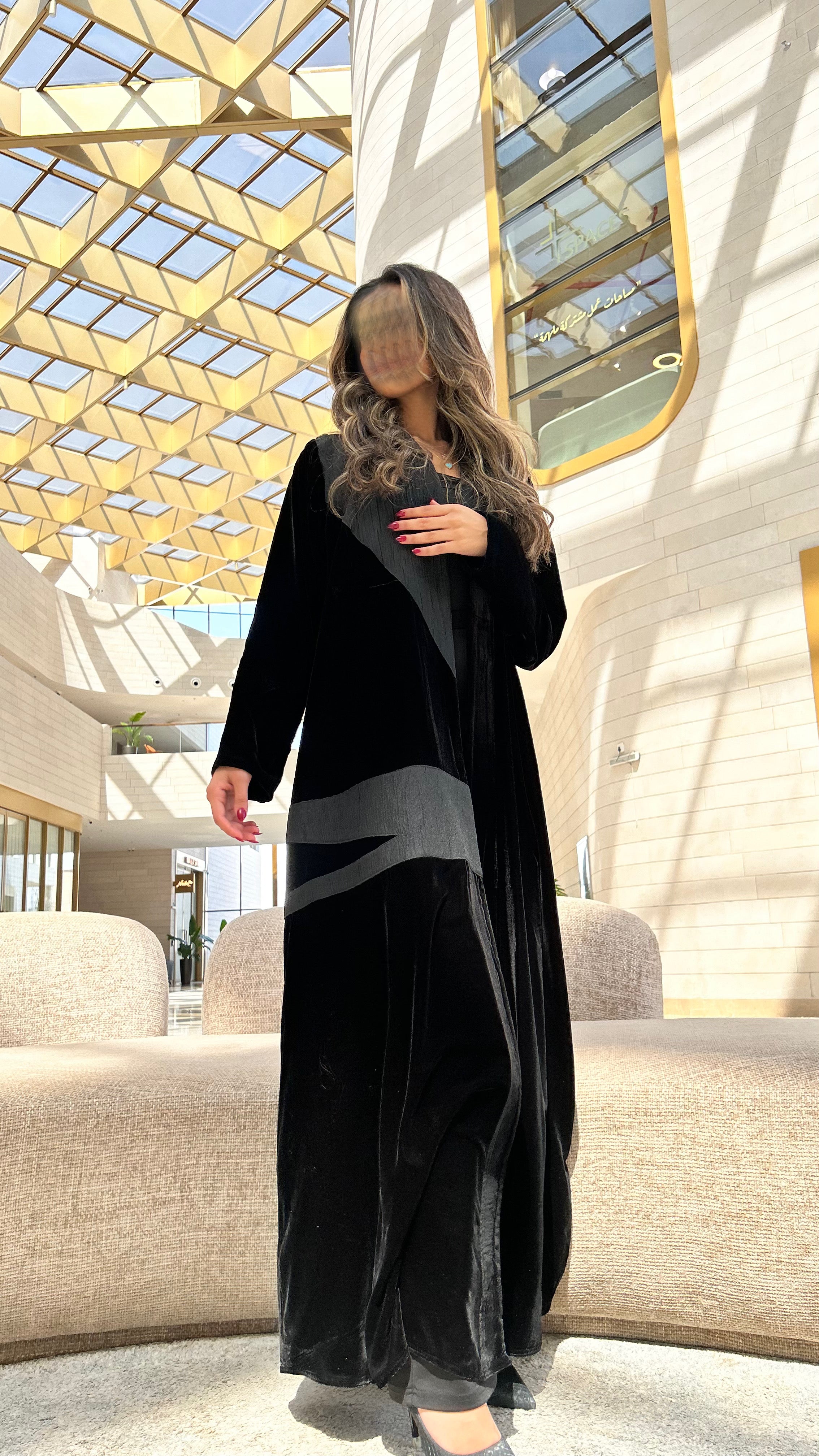 MWT644 - عباية مخمل مع تدخيلة جاكار - Aya