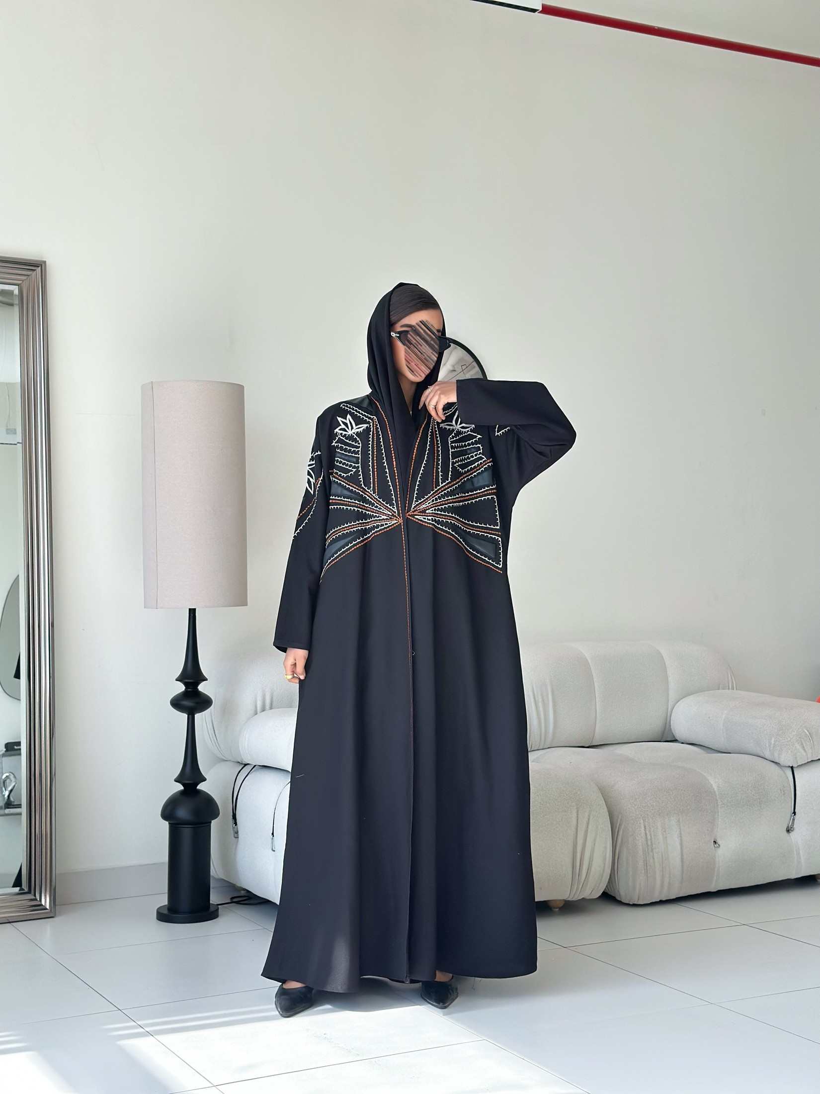 MWT680 - عباية اسود تطريز مع تدخيلة جلد - Aya