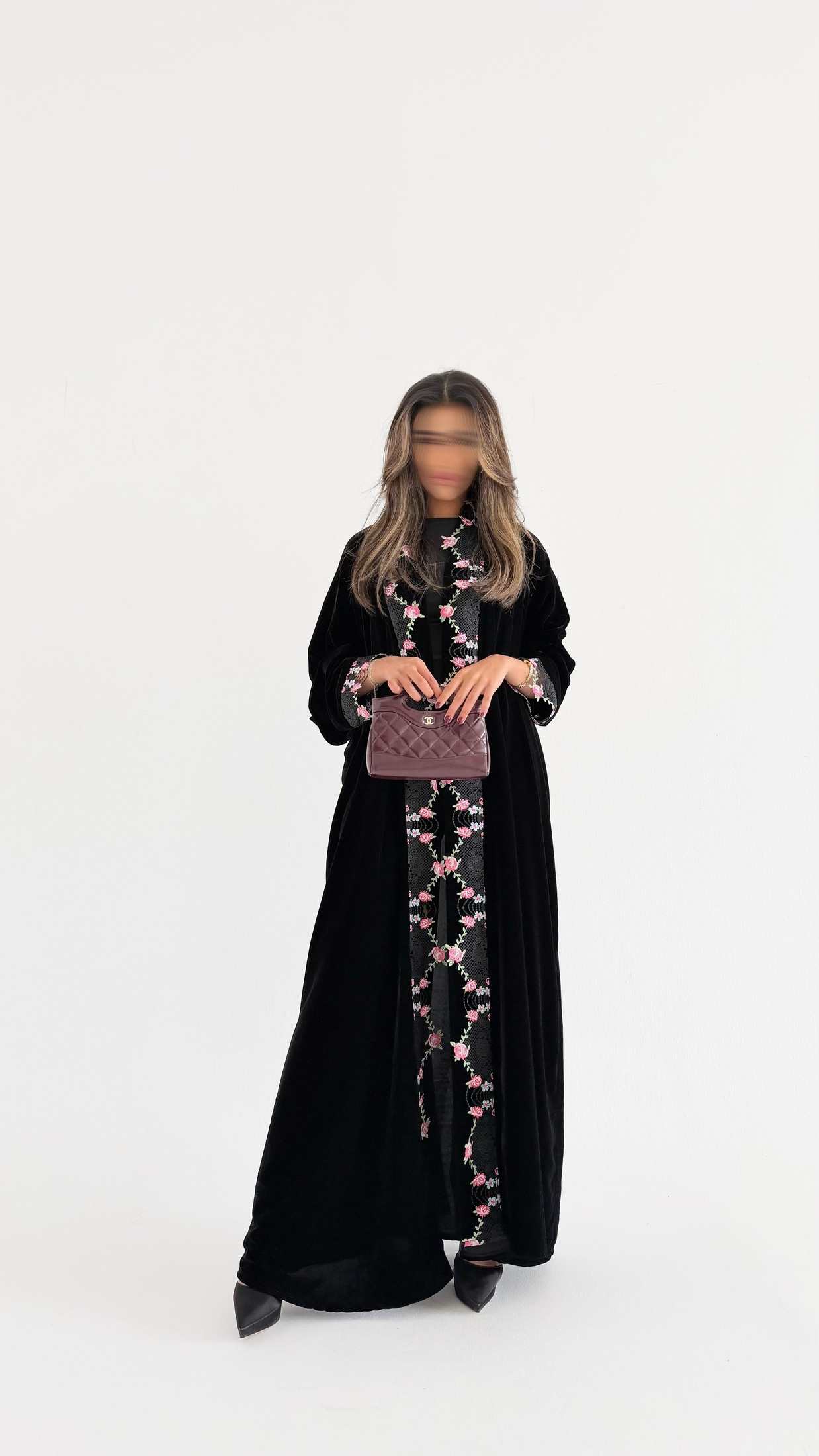 MWT735 - عباية مخمل اسود مع تدخيلة كلفه ورود - Aya