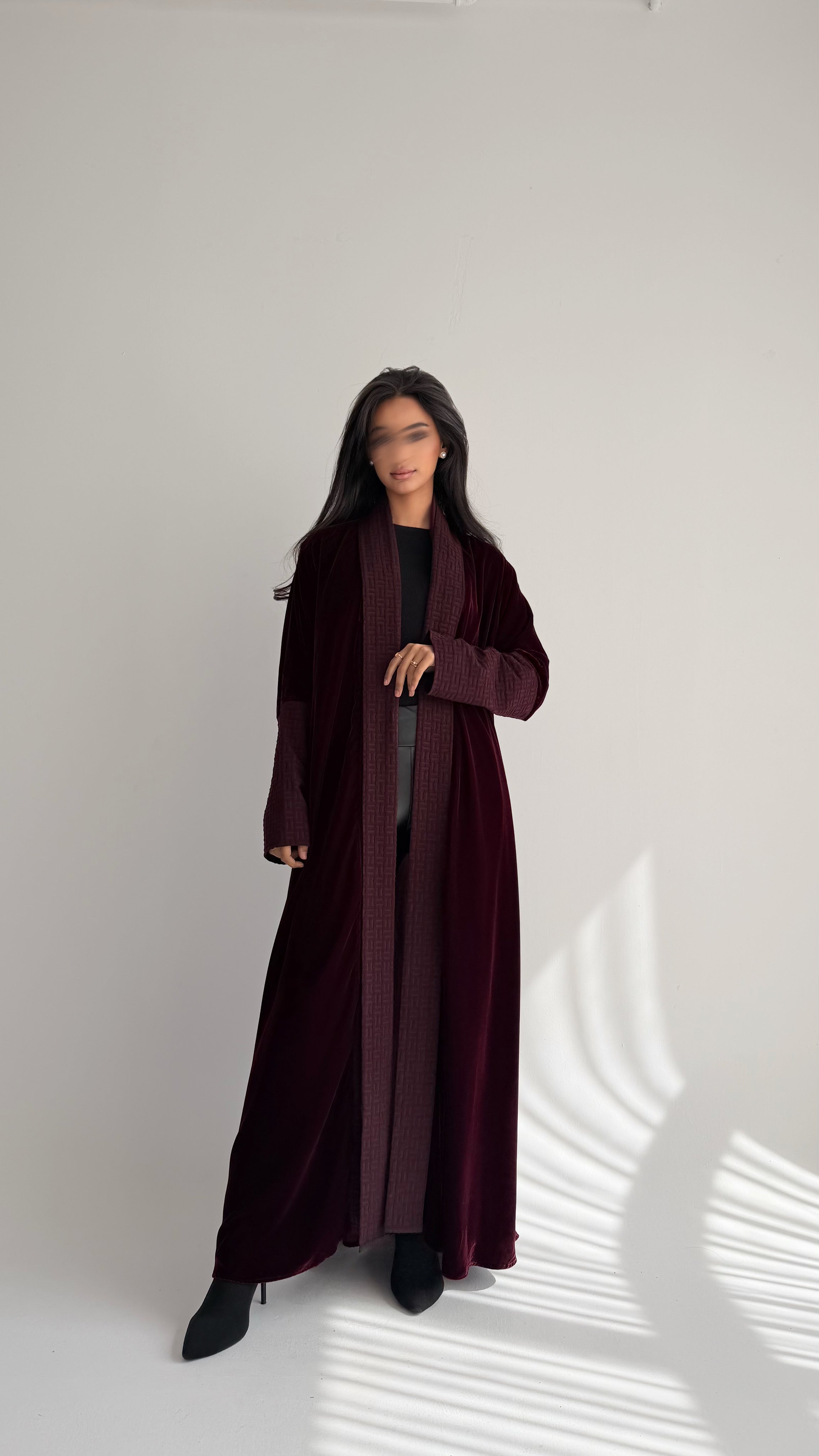 MWT814 - عباية مخمل عنابي مع تدخيلة بالامام - Aya